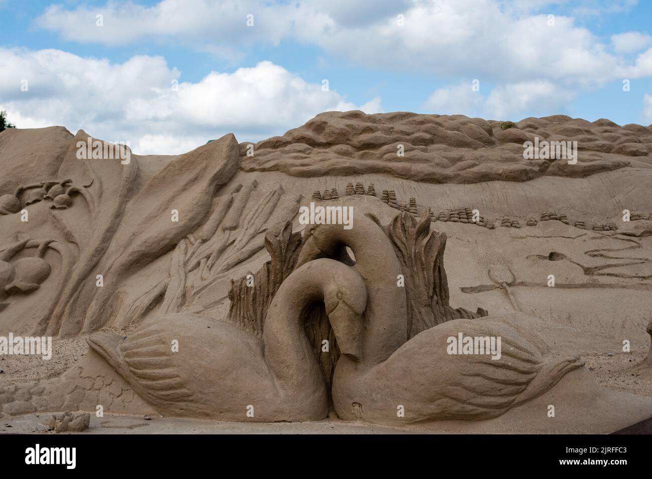 Lappeenranta, Finlandia. Agosto 21, 2022. Cigni - scultura di sabbia nella natura finlandese tema Lappeenranta Sandcastle Foto Stock
