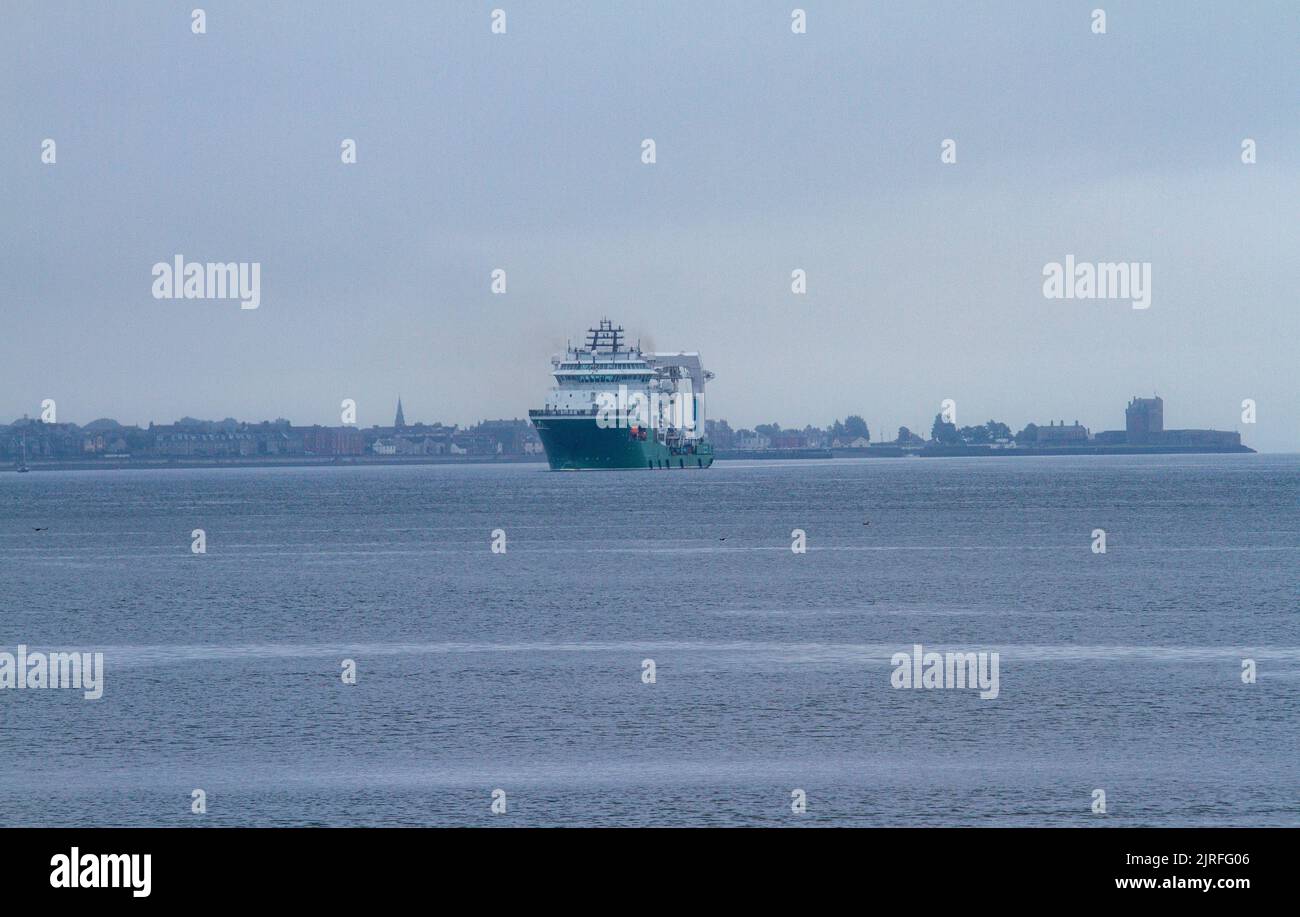 Dundee, Tayside, Scozia, Regno Unito. 24th ago, 2022. UK Weather: North East Scotland sta vivendo condizioni di nebbia fitta e di umidità, con temperature che raggiungono i 18°C.. L'Havila Phoenix, una nave di supporto norvegese in mare aperto, è stata attentamente pilotata lungo il fiume Tay, ormeggiando lungo i Dundee Docks accanto alla piattaforma di perforazione petrolifera Prospector 5. Credit: Dundee Photographics/Alamy Live News Foto Stock