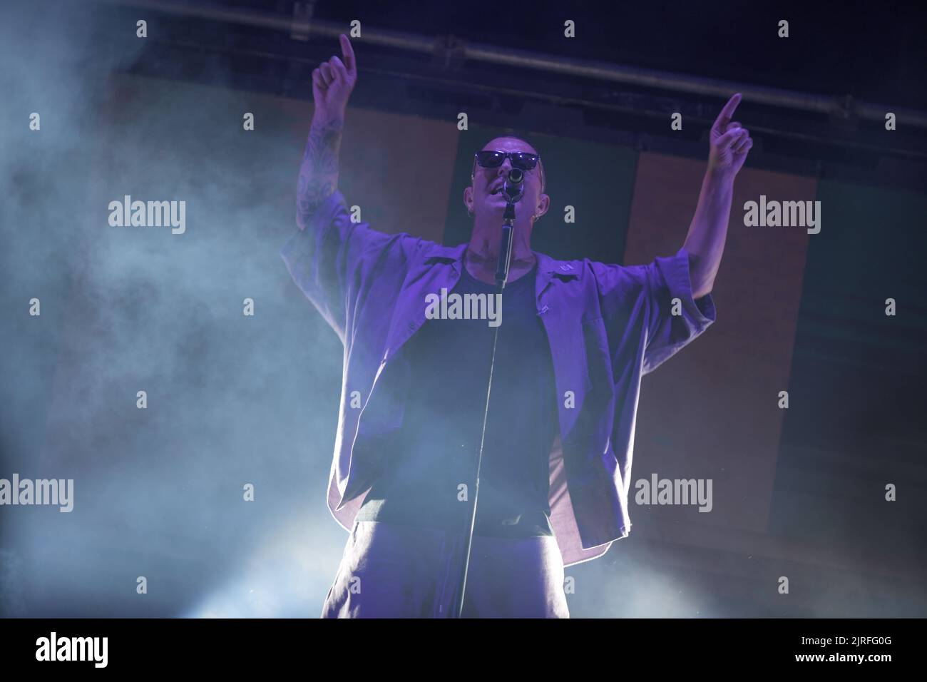 Napoli, Italia. 23rd ago, 2022. Il cantante e attore Franco Ricciardi, vincitore di due edizioni del David di Donatello Award, sul palco durante la sua performance ad Ischia di Franco Ricciardi Tour 2022 a Napoli il 23 agosto 2022. (Foto di Pasquale Gargano/Pacific Press/Sipa USA) Credit: Sipa USA/Alamy Live News Foto Stock