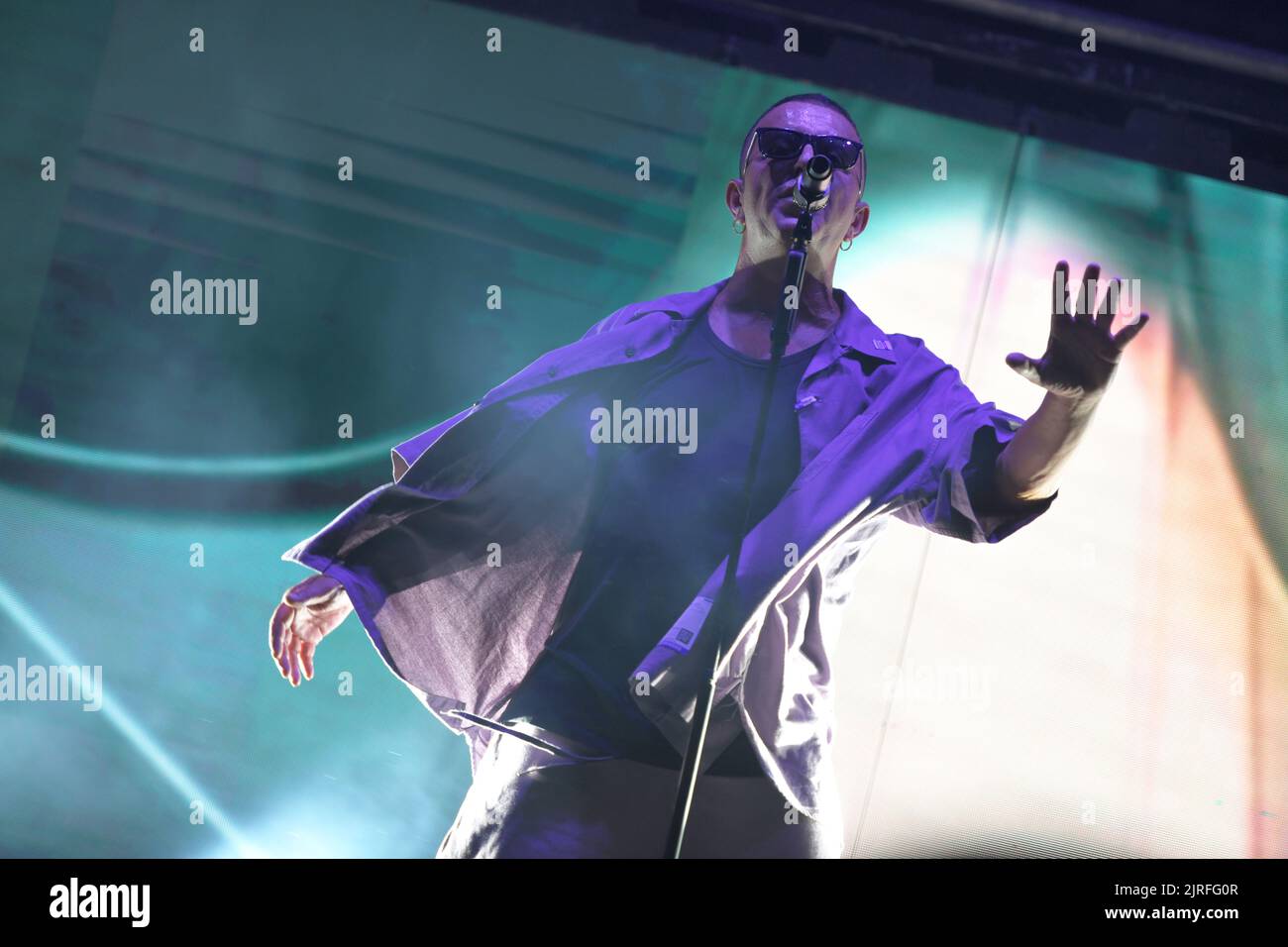 Napoli, Italia. 23rd ago, 2022. Il cantante e attore Franco Ricciardi, vincitore di due edizioni del David di Donatello Award, sul palco durante la sua performance ad Ischia di Franco Ricciardi Tour 2022 a Napoli il 23 agosto 2022. (Foto di Pasquale Gargano/Pacific Press/Sipa USA) Credit: Sipa USA/Alamy Live News Foto Stock
