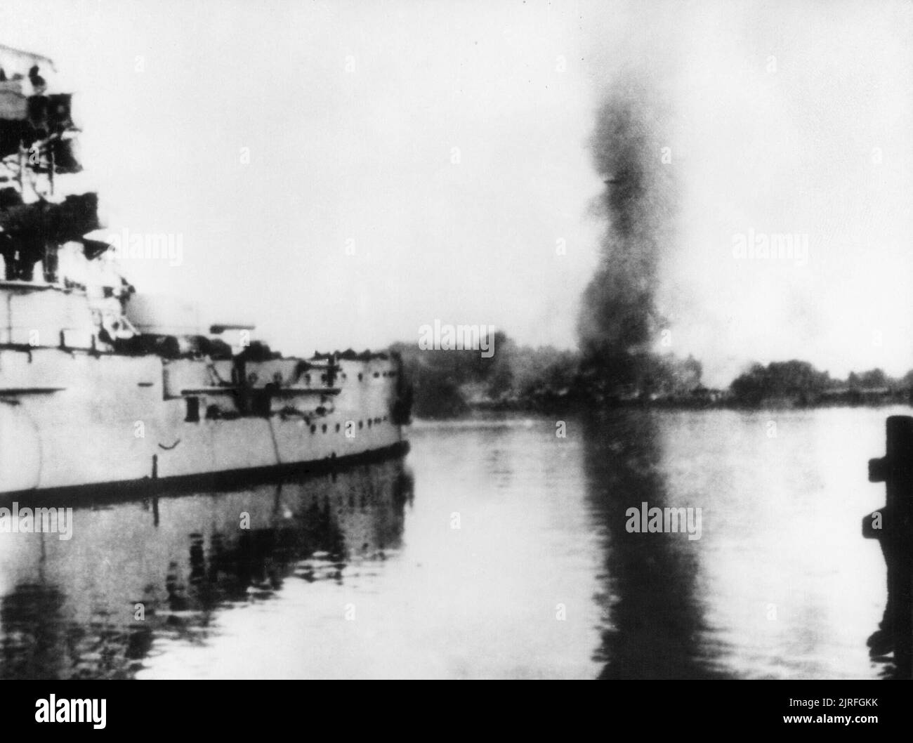 L'invasione nazista-sovietica della Polonia, 1939 corazzata tedesca SMS 'Schleswig-Holstein' che spara presso il Polacco Military Transit Depot durante l'assedio di Westerplatte. ?eština: Lo? SMS Schleswig-Holstein Ost?eluje Westerplatte. Foto Stock