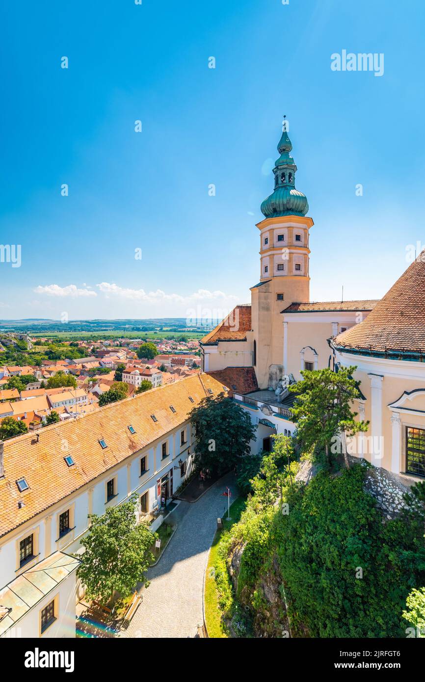 Vista panoramica della torre al castello di Mikulov, repubblica ceca. Luogo romantico in terra di vino, regione sud della Moravia. Foto Stock