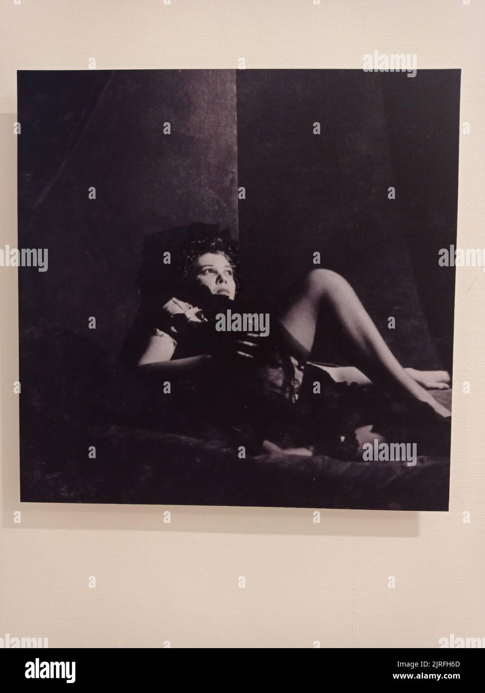 Photo d'une femme allongée dans une pièce somber, France Foto Stock