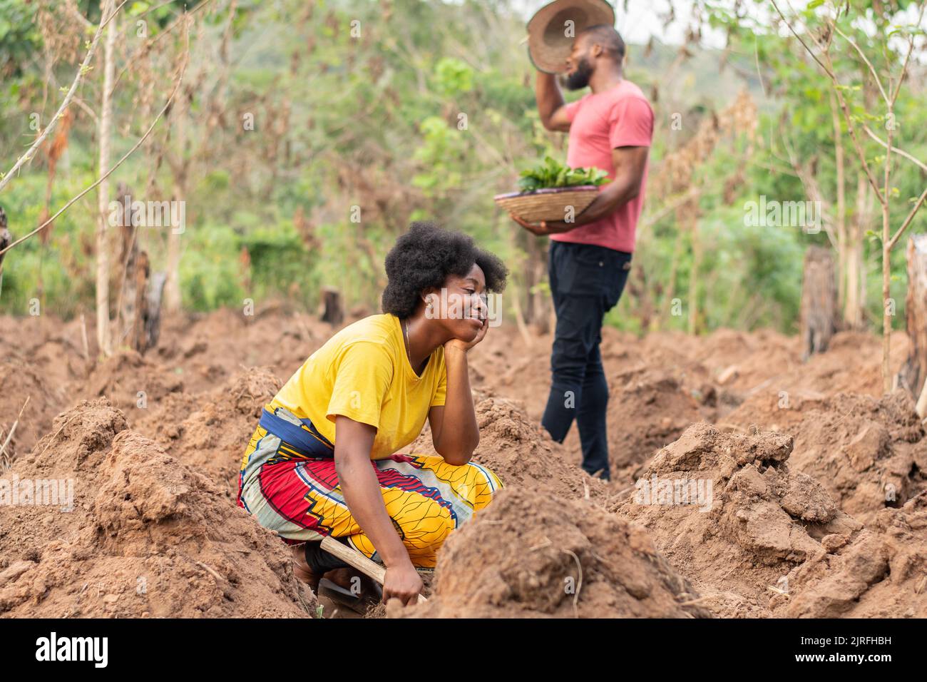 gli agricoltori africani che lavorano in una fattoria si sentono stanchi Foto Stock