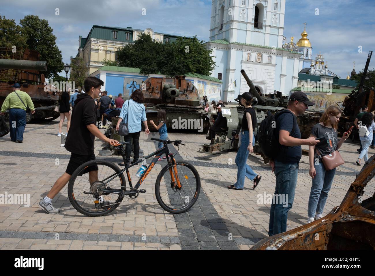 Mostra di carri e veicoli militari distratti e bruciati dall'attuale guerra e dall'invasione russa dell'Ucraina, di fronte al Monastero delle cupole dorate di San Michele, a Kyiv, Ucraina, 19 luglio 2022. Foto Stock
