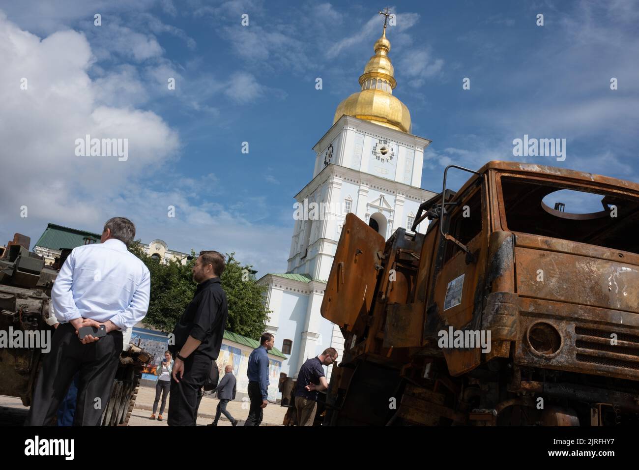 Mostra di carri e veicoli militari distratti e bruciati dall'attuale guerra e dall'invasione russa dell'Ucraina, di fronte al Monastero delle cupole dorate di San Michele, a Kyiv, Ucraina, 19 luglio 2022. Foto Stock