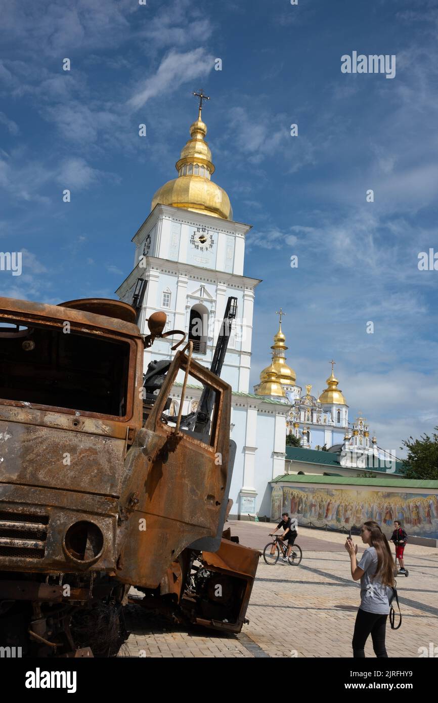Mostra di carri e veicoli militari distratti e bruciati dall'attuale guerra e dall'invasione russa dell'Ucraina, di fronte al Monastero delle cupole dorate di San Michele, a Kyiv, Ucraina, 19 luglio 2022. Foto Stock