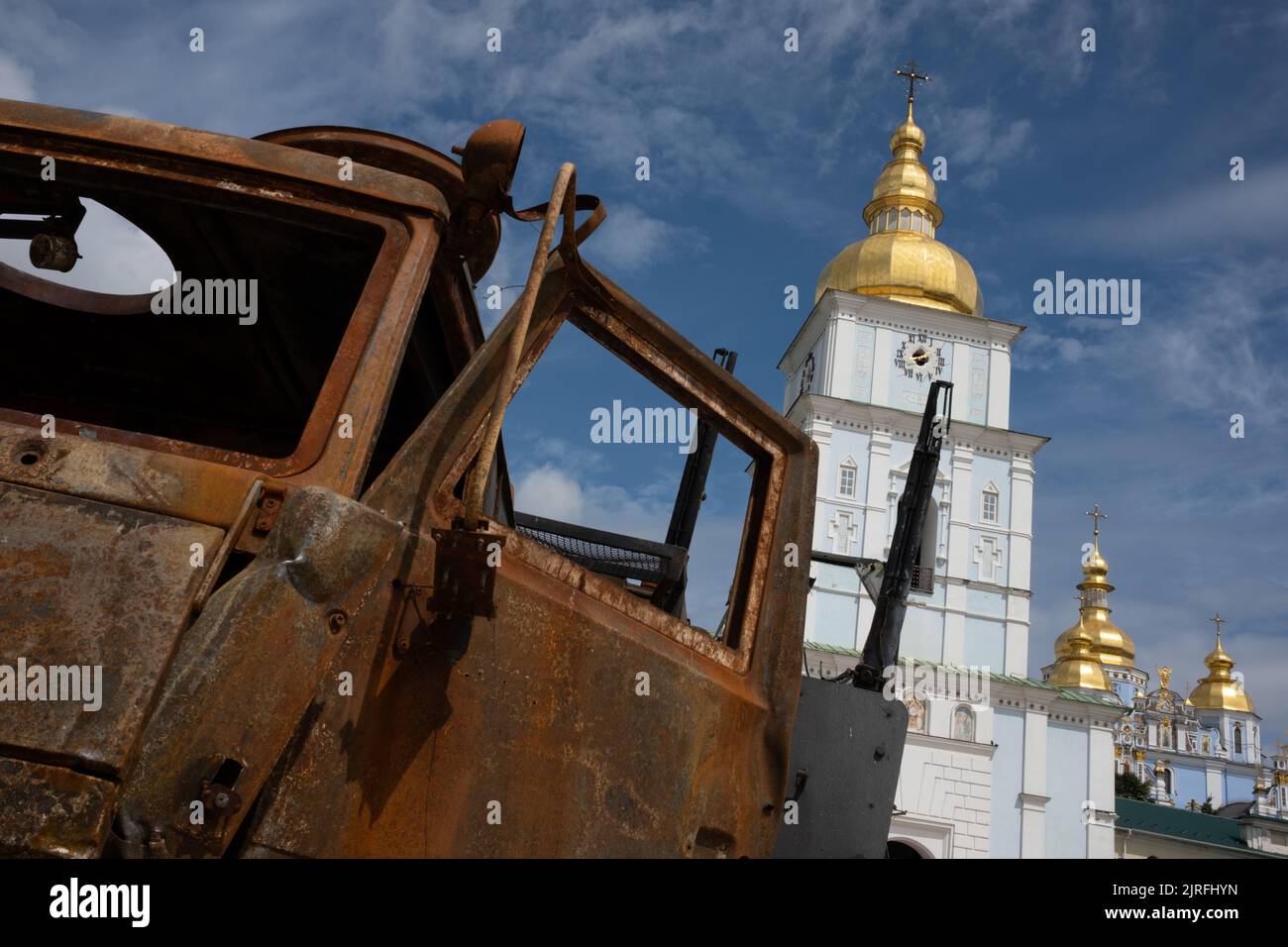 Mostra di carri e veicoli militari distratti e bruciati dall'attuale guerra e dall'invasione russa dell'Ucraina, di fronte al Monastero delle cupole dorate di San Michele, a Kyiv, Ucraina, 19 luglio 2022. Foto Stock