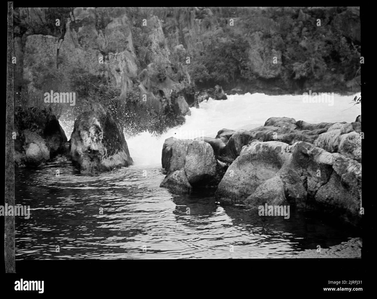 Formazione rocciosa in acque calme, di J.W. Chapman-Taylor. Foto Stock
