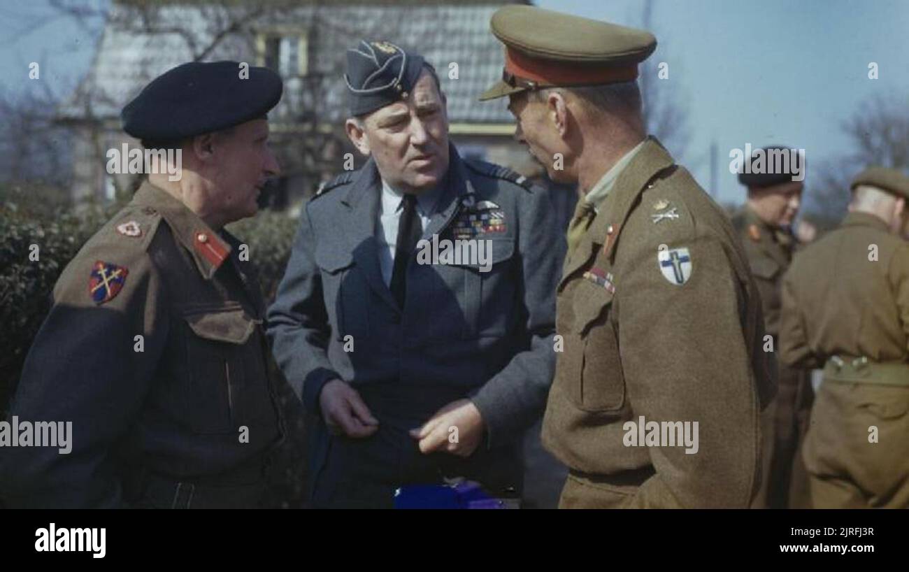 I preparativi per l 'operazione Gamma', la traversata del Reno a Walbeck, Germania, 22 marzo 1945 il Comandante del xxi gruppo dell'esercito, il Maresciallo di Campo Sir Bernard Montgomery (sinistra), il comandante della seconda forza aerea tattica, Maresciallo dell'aria Sir Arthur Coningham (centro) e il comandante britannico della seconda armata, il tenente generale Sir Miles Dempsey, parlare dopo una conferenza tenutasi in un piccolo villaggio tedesco alla quale hanno partecipato tutti gli alti ufficiali dell'Esercito XXI Gruppo e la seconda forza aerea tattica. In occasione della conferenza Maresciallo di Campo Montgomery ha dato l'ordine per la seconda armata per iniziare l'assalto di attraversamento Foto Stock