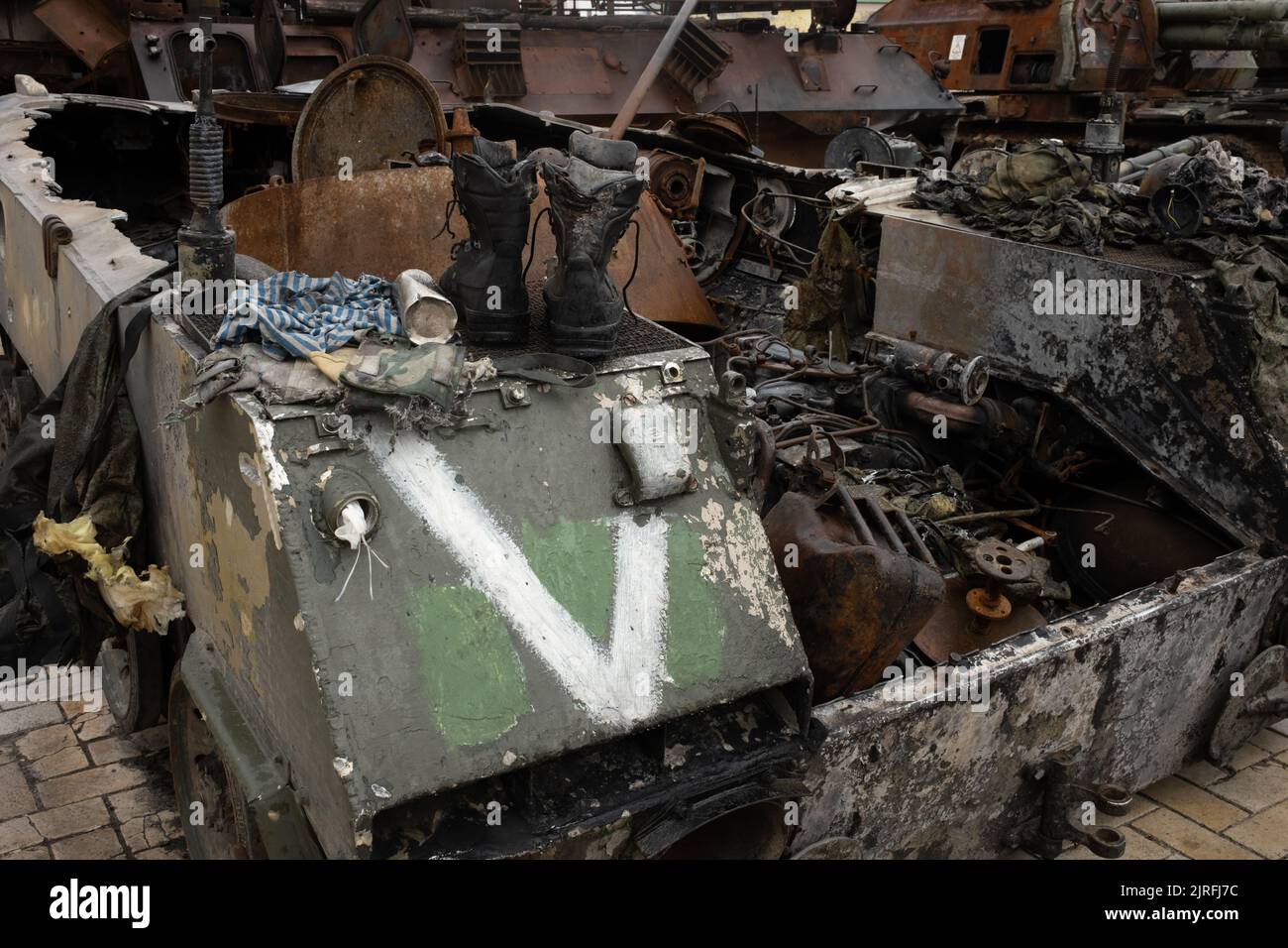 Mostra di carri e veicoli militari distratti e bruciati dall'attuale guerra e dall'invasione russa dell'Ucraina, di fronte al Monastero delle cupole dorate di San Michele, a Kyiv, Ucraina, 19 luglio 2022. Foto Stock