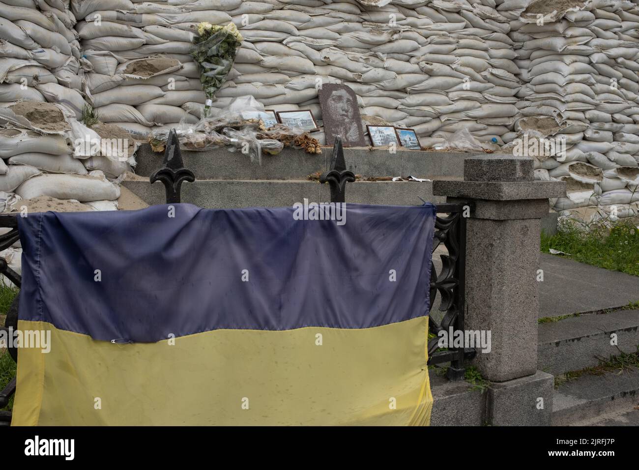 Monumento coperto di sacchi di sabbia per la protezione, durante la guerra causata dall'invasione russa, a Kyiv, Ucraina, 19 luglio 2022. Foto Stock