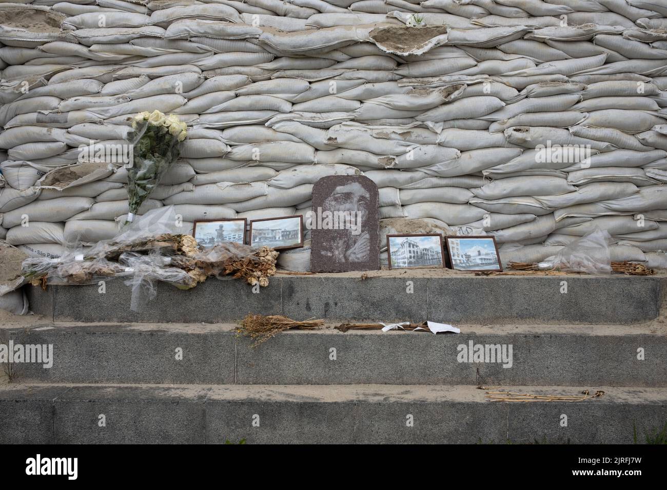 Monumento coperto di sacchi di sabbia per la protezione, durante la guerra causata dall'invasione russa, a Kyiv, Ucraina, 19 luglio 2022. Foto Stock
