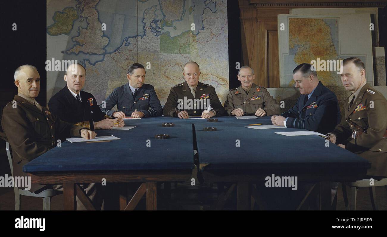 Da sinistra a destra: il tenente generale Omar Bradley, comandante in capo XII US Army gruppo; ammiraglio sir Bertram H Ramsay, Allied Naval Comandante in Capo, forza expeditionary; AIR CHIEF MARSHAL Sir Arthur W Tedder, vice Comandante supremo, forza expeditionary; Generale Dwight D Eisenhower, Supreme Commander, forza expeditionary; il generale Sir Bernard Montgomery, comandante in capo dell'Esercito XXI gruppo; AIR CHIEF MARSHAL Sir Trafford Leigh-Mallory, Allied Air Commander, forza expeditionary; e tenente generale Walter Bedell Smith, il capo dello staff del generale Eisenhower. Foto Stock