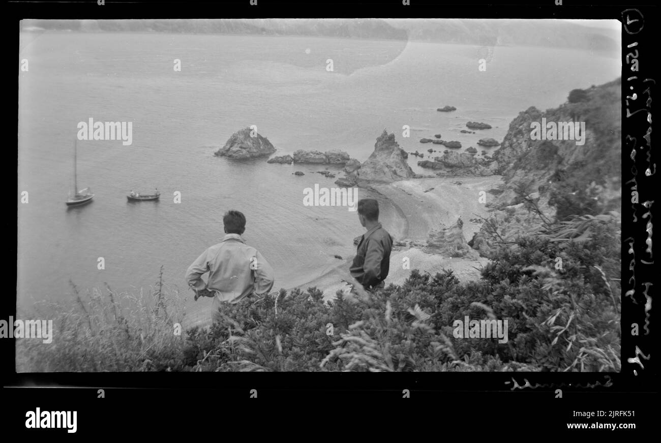 Visita all'Isola di Ward : Spiaggia orientale (luogo di sbarco) dalla vetta Nord, 15 gennaio 1957, di Leslie Adkin. Foto Stock