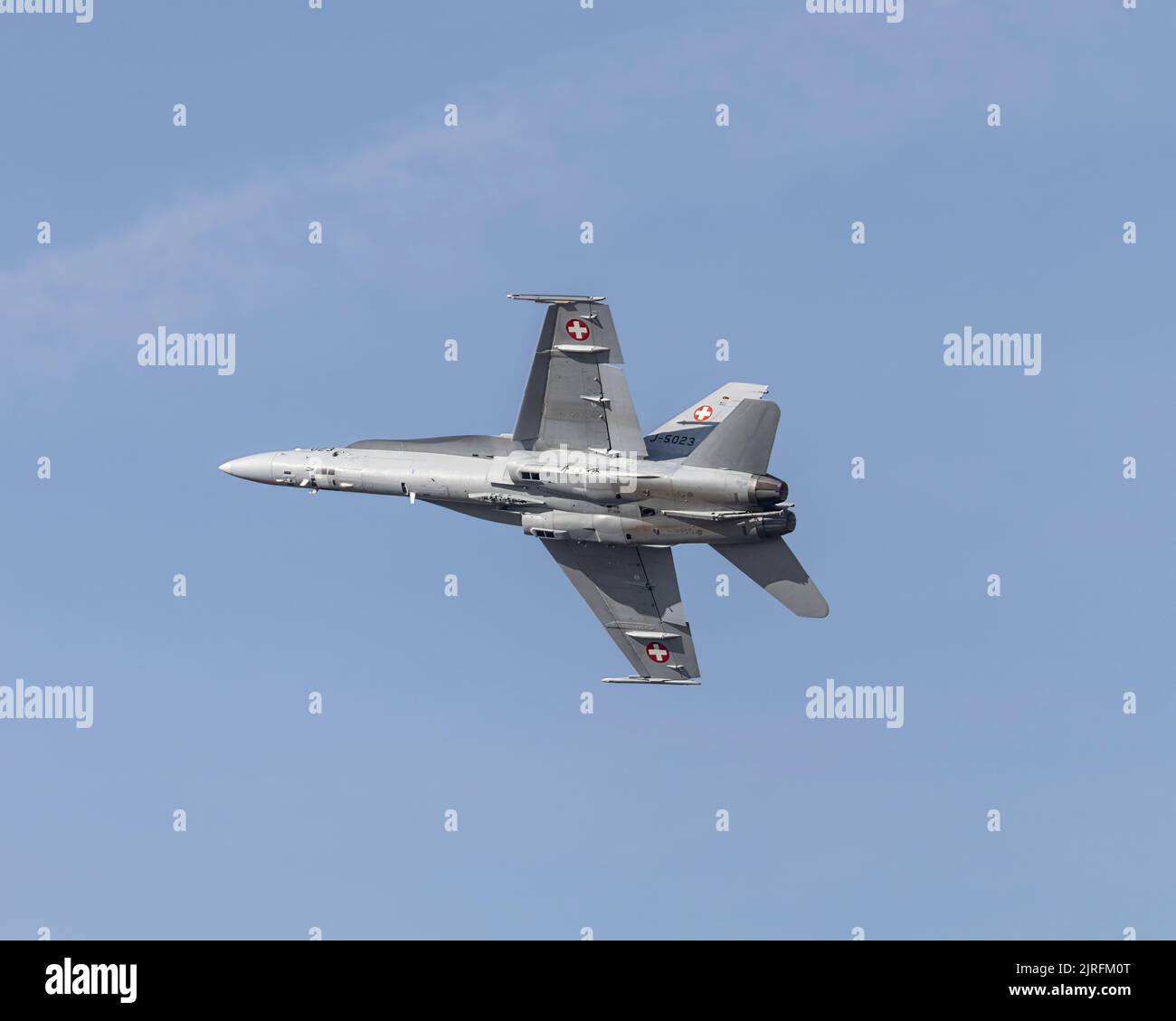 Il Boeing F/A-18C Hornet dell'aeronautica svizzera che vola al Royal International Air Tattoo 2022 Foto Stock