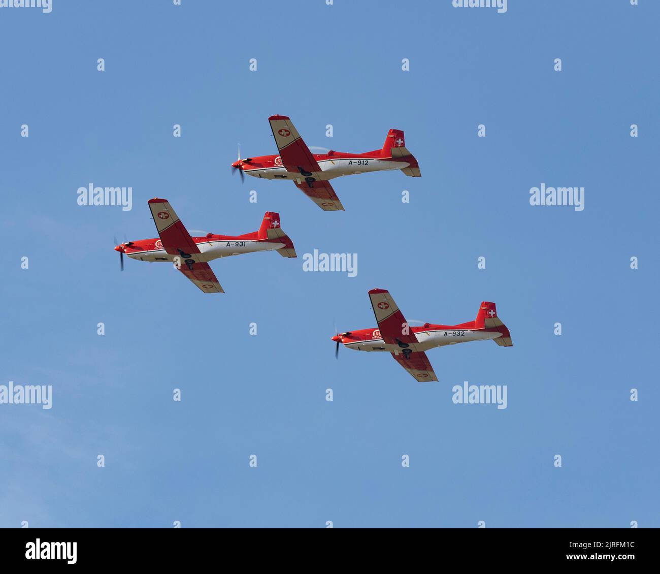 I membri del team dell'aeronautica svizzera PC-7 si presentano alla RIAT 2022 Foto Stock