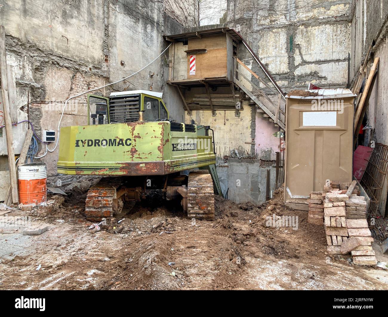 Escavatore cingolato in cantiere Foto stock - Alamy