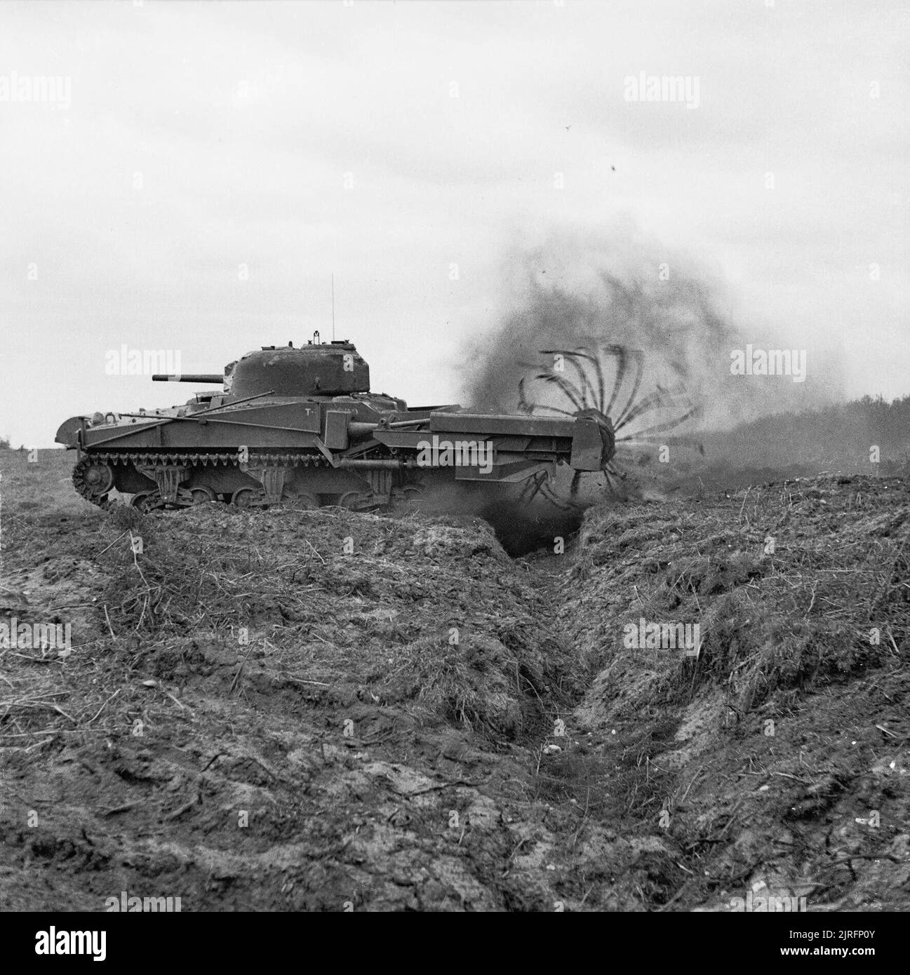 Sherman Crab Mk II serbatoio curvi, uno dei Generali di Hobart's "fumetti" della 79a divisione corazzata, durante le prove di minesweeping NEL REGNO UNITO, 27 aprile 1944. Sherman Crab Mark II minesweeping serbatoio curvi, uno di Hobart's "fumetti", utilizzato per cancellare già identificati campi minati. Foto Stock