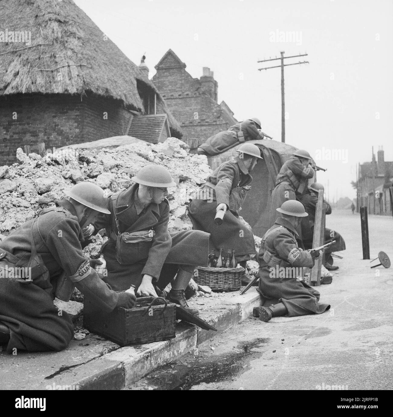 Una squadra di casa soldati di guardia formazione per difendere una strada con 'Molotov cocktail " bombe molotov, marzo 1941. La casa della guardia: una squadra di guardie Home preparare ad affrontare un invasore per mezzo di Molotov cocktail durante il corso di formazione nel dover e Folkestone area. Foto Stock