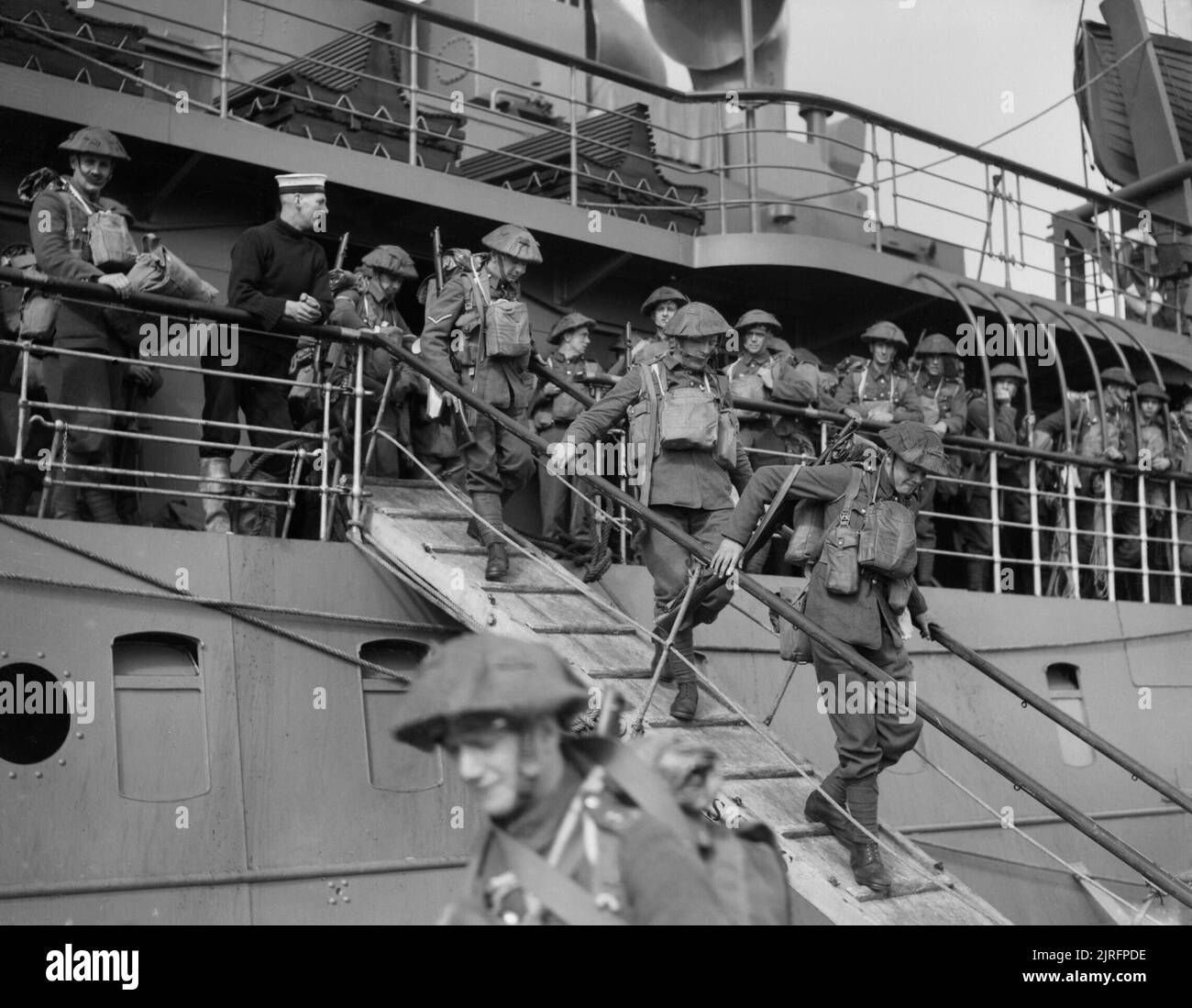 L'esercito britannico in Francia 1939 uomini del 2° Royal Inniskilling Fusiliers lo sbarco a Cherbourg dal sistema di cottura a vapore "Royal Sovereign', 16 settembre 1939. Foto Stock