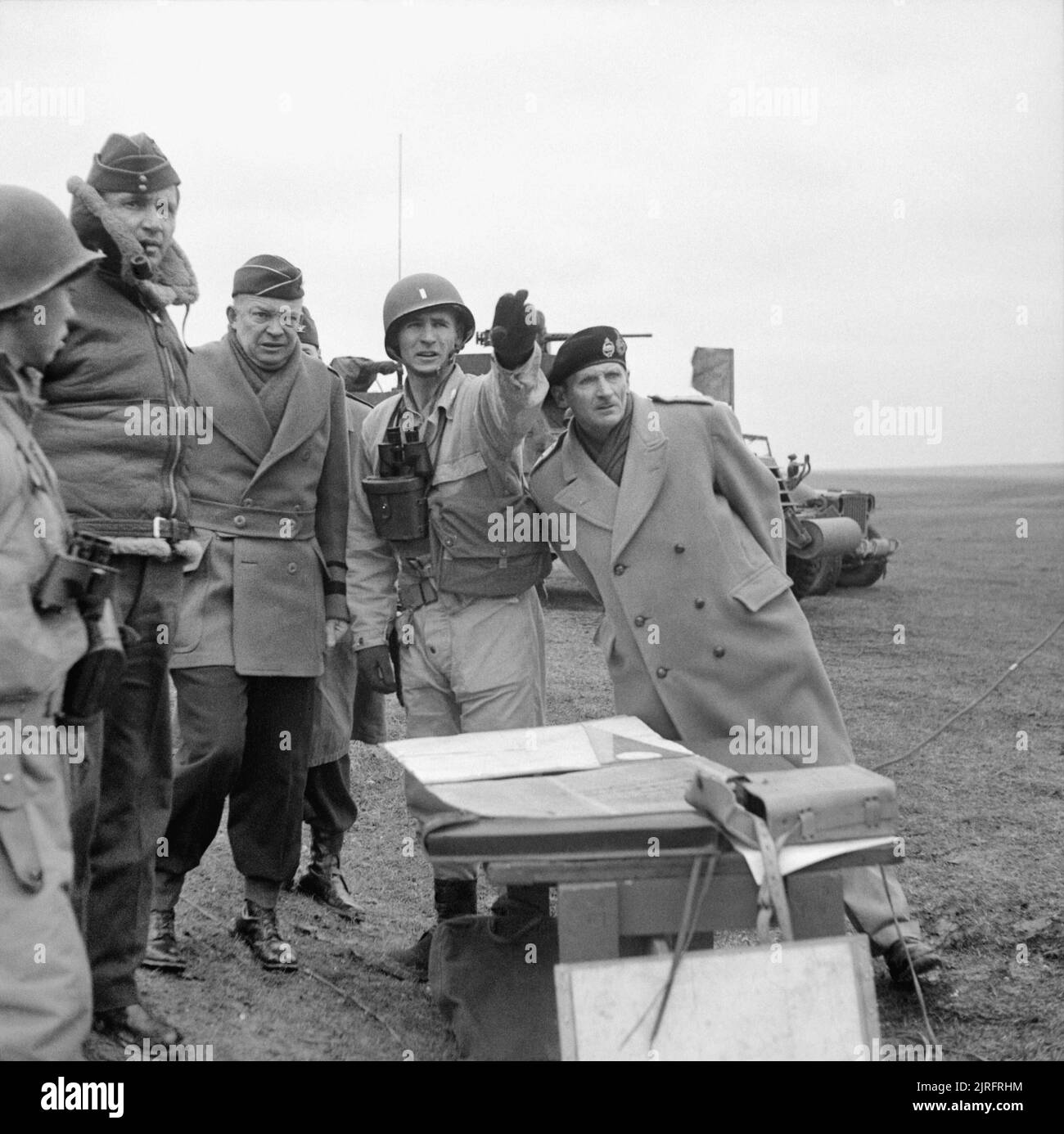 Allied i preparativi per il D-day un serbatoio di noi officer ricorda il bersaglio per alti comandanti alleati durante una dimostrazione gunnery dal XXXIII reggimento blindato, noi la terza divisione corazzata, a ovest verso il basso di gamma di artiglieria nel Wiltshire, 26 febbraio 1944. Da sinistra a destra: AIR CHIEF MARSHAL Sir Arthur Tedder, Generale Dwight D Eisenhower e il generale Sir Bernard Montgomery. Foto Stock