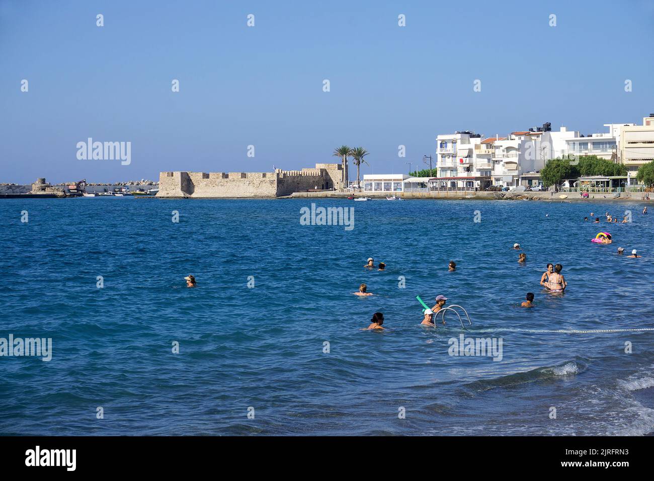 Spiaggia balneare e la storica Fortezza Veneziana a Ierapetra, la città più meridionale della Grecia, Creta, Grecia, Europa Foto Stock
