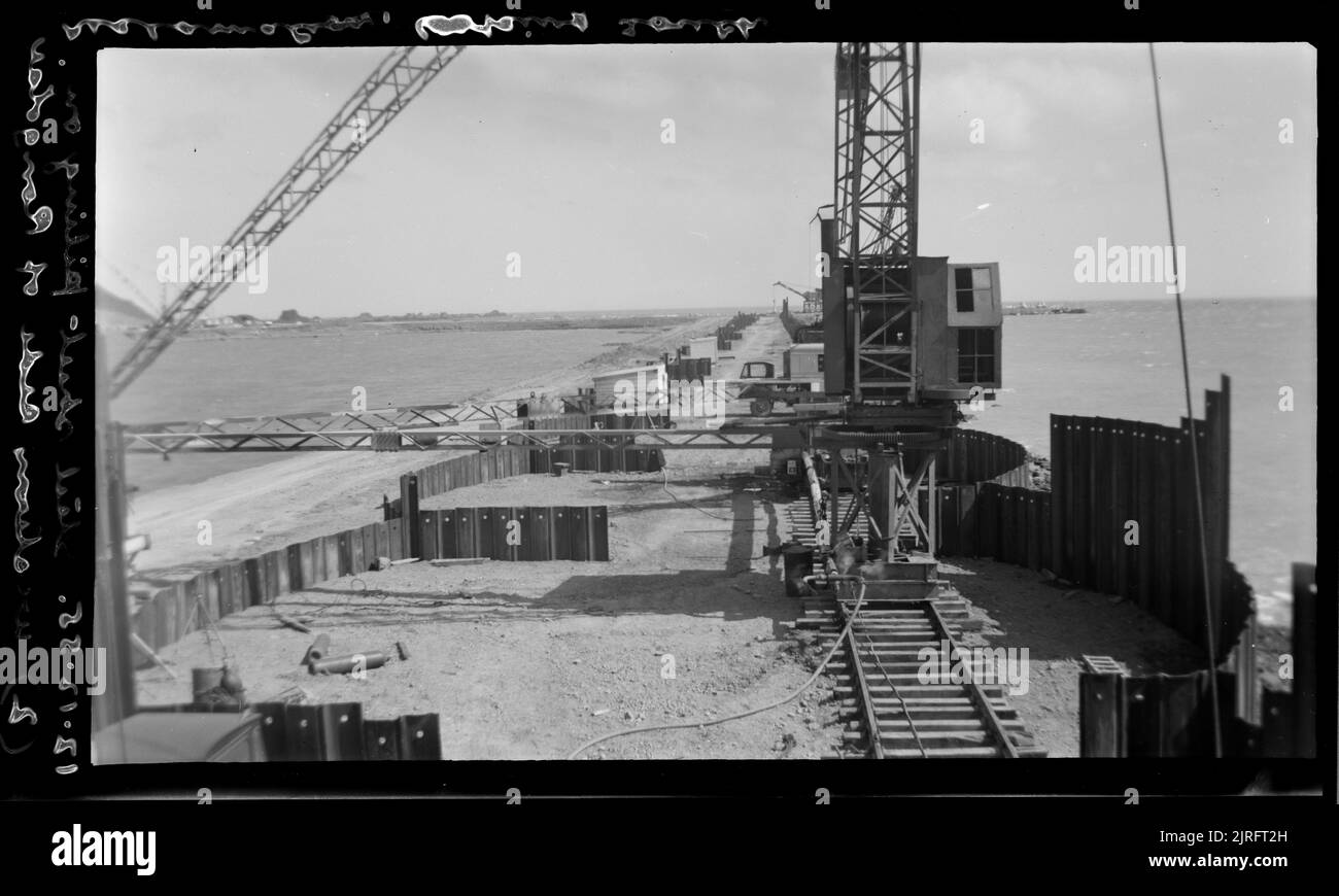Palancole in lamiera d'acciaio sul lato ovest della rivendicazione Rongotai, 12 dicembre 1955, di Leslie Adkin. Foto Stock