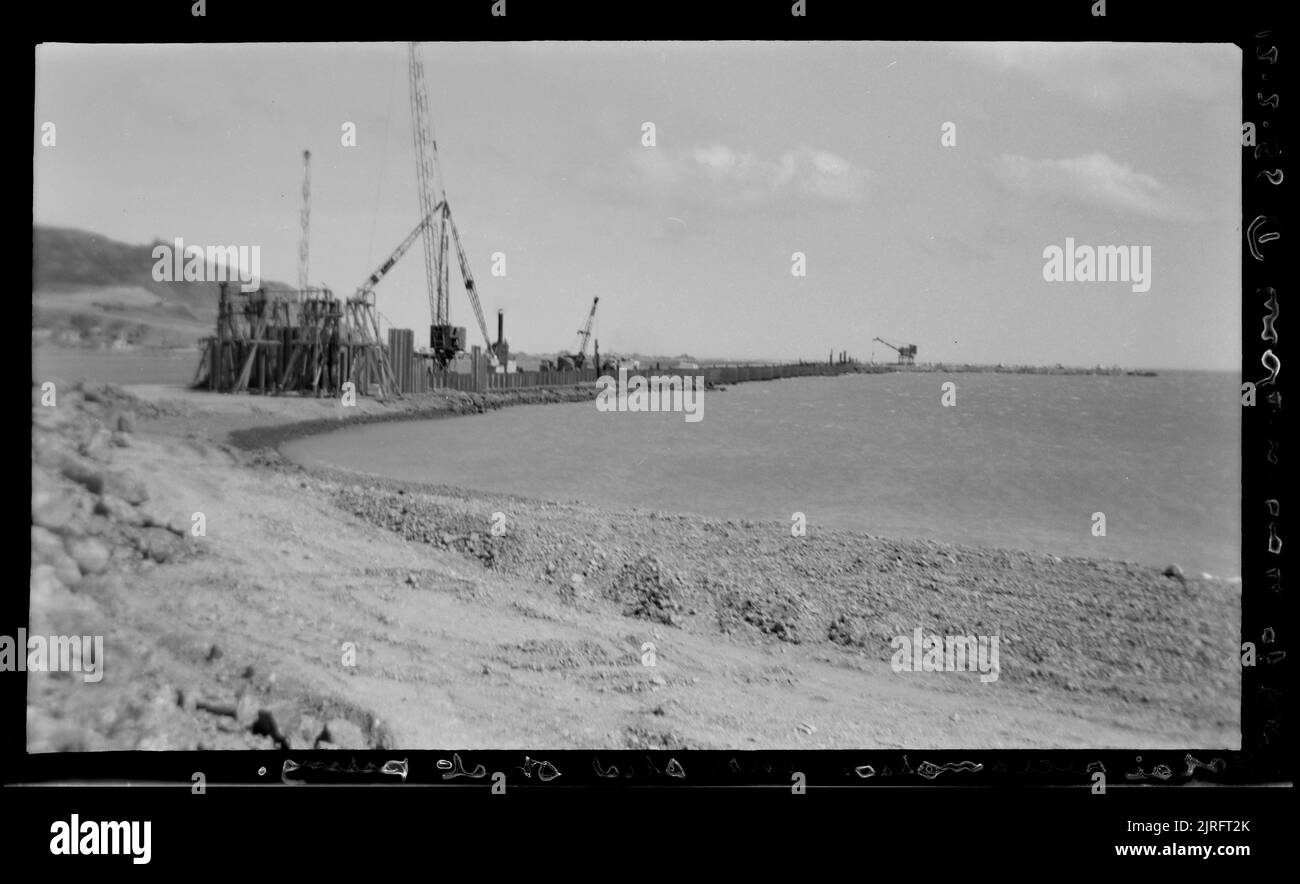 Muro occidentale di Rongotai riclaimation, con palancole in lamiera d'acciaio, 12 febbraio 1955, di Leslie Adkin. Foto Stock