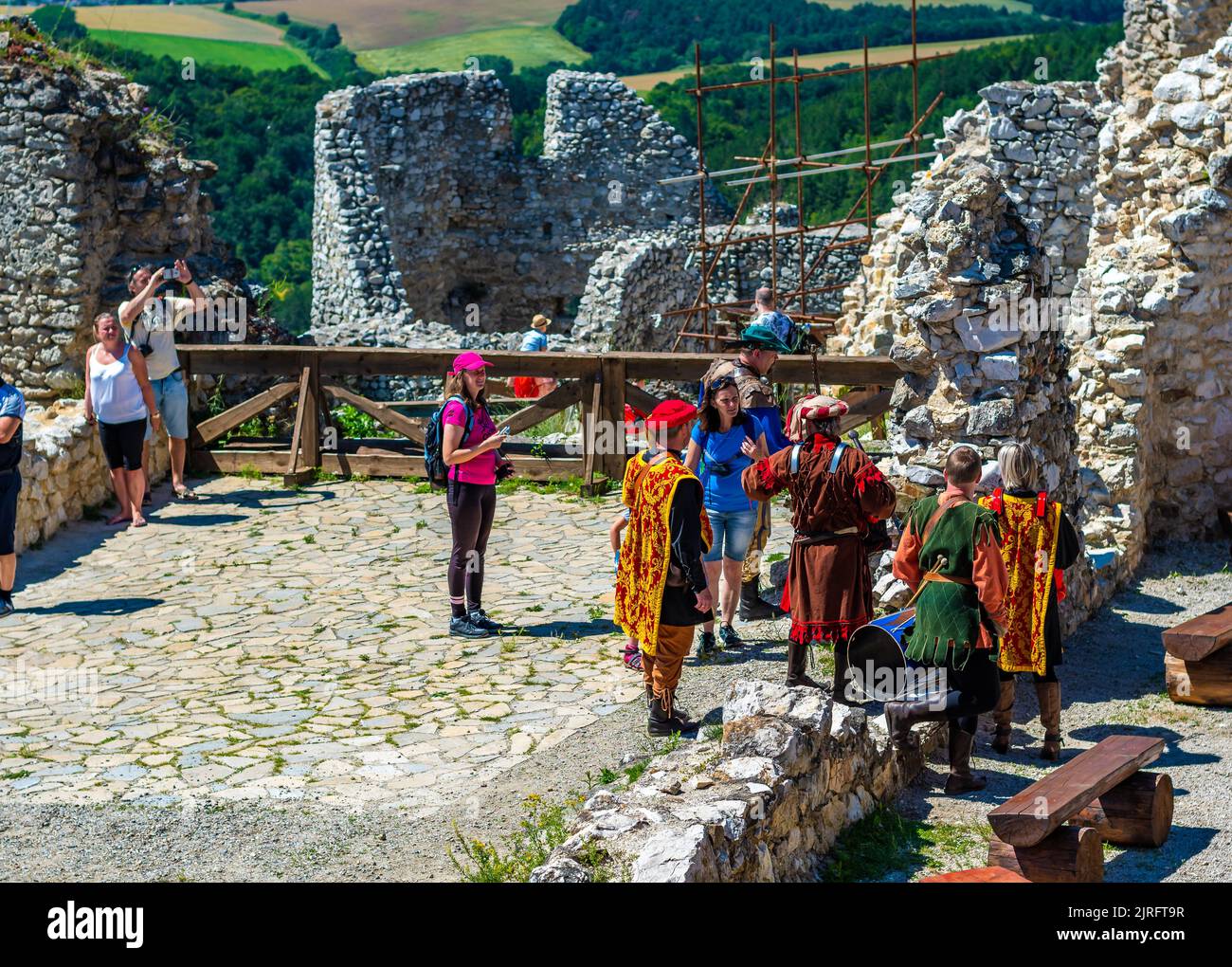 Cachtice, Slovacchia - 4,7.2020: I turisti sono in visita rovina del castello medievale Cachtice. Famoso castello conosciuto dalla leggenda circa la signora di sangue Bathory. Summe Foto Stock