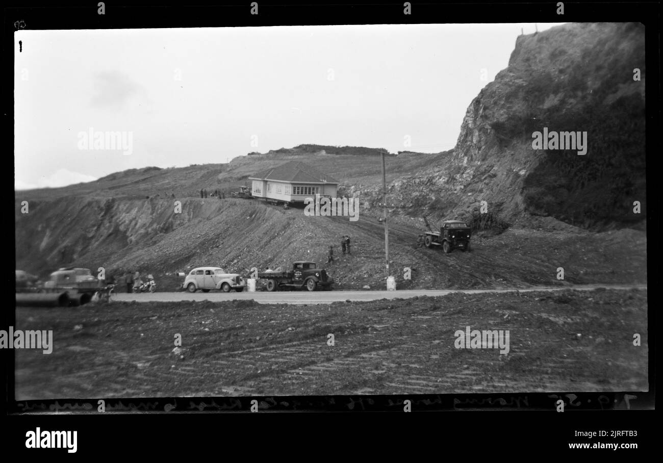 Moving house off Rongotai Ridge to make Airport, 07 settembre 1955, di Leslie Adkin. Foto Stock