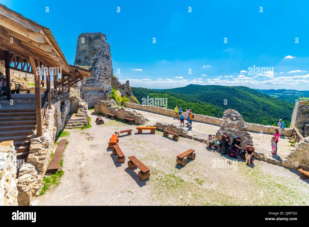 Cachtice, Slovacchia - 4,7.2020: I turisti sono in visita rovina del castello medievale Cachtice. Famoso castello conosciuto dalla leggenda circa la signora di sangue Bathory. Summe Foto Stock
