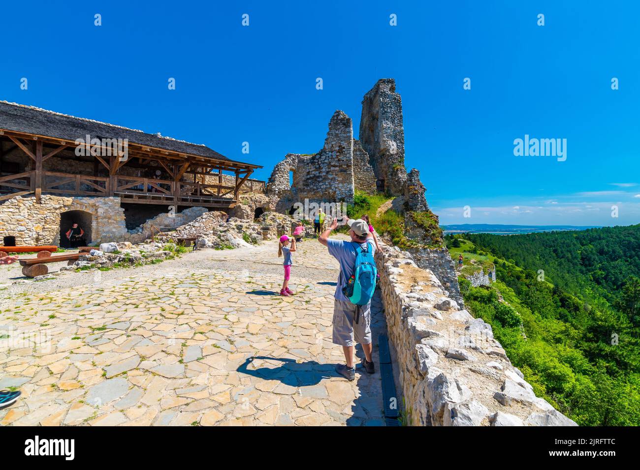 Cachtice, Slovacchia - 4,7.2020: I turisti sono in visita rovina del castello medievale Cachtice. Famoso castello conosciuto dalla leggenda circa la signora di sangue Bathory. Summe Foto Stock