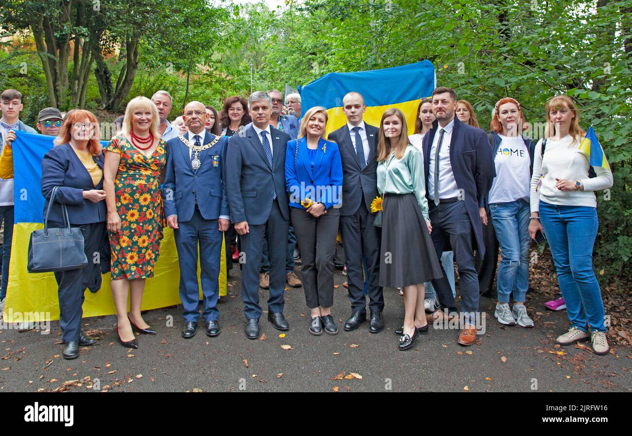 Edimburgo, Calton Hill, Scozia, Regno Unito. 24th agosto 2022. Evento in occasione del 31st° anniversario dell'indipendenza Ucraina. A Edimburgo, la gente si è incontrata al pannello di Saint Wolodymyr ai passi di Calton Hill in Regent Road a 1pm dove sono stati deposti mazzi di girasoli. Edimburgo è una città gemella di Kiev, era probabile che ci sarebbe stata una copertura mediatica internazionale che sarebbe stata vista indietro in Ucraina. Vadim Volodymyrovych Prystaiko, Ambasciatore straordinario e plenipotenziario dell'Ucraina nel Regno Unito e Lord Provost di Edimburgo Robert Aldridge. Credit: ArchWhite/alamy live news. Foto Stock