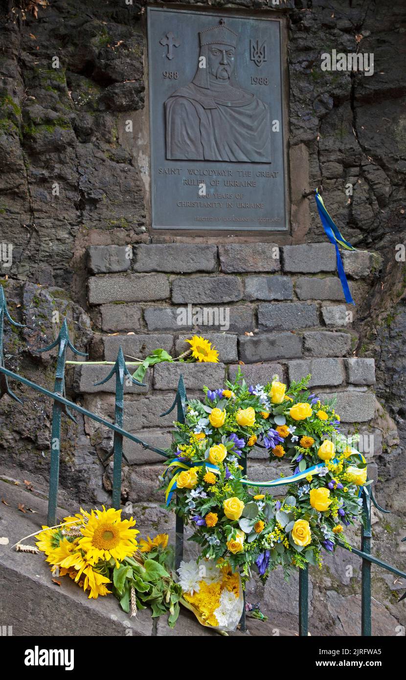 Edimburgo, Calton Hill, Scozia, Regno Unito. 24th agosto 2022. Evento in occasione del 31st° anniversario dell'indipendenza Ucraina. A Edimburgo, la gente si è incontrata al pannello di Saint Wolodymyr ai passi di Calton Hill in Regent Road a 1pm dove sono stati deposti mazzi di girasoli. Edimburgo è una città gemella di Kiev, era probabile che ci sarebbe stata una copertura mediatica internazionale che sarebbe stata vista indietro in Ucraina. Credit: ArchWhite/alamy live news. Foto Stock