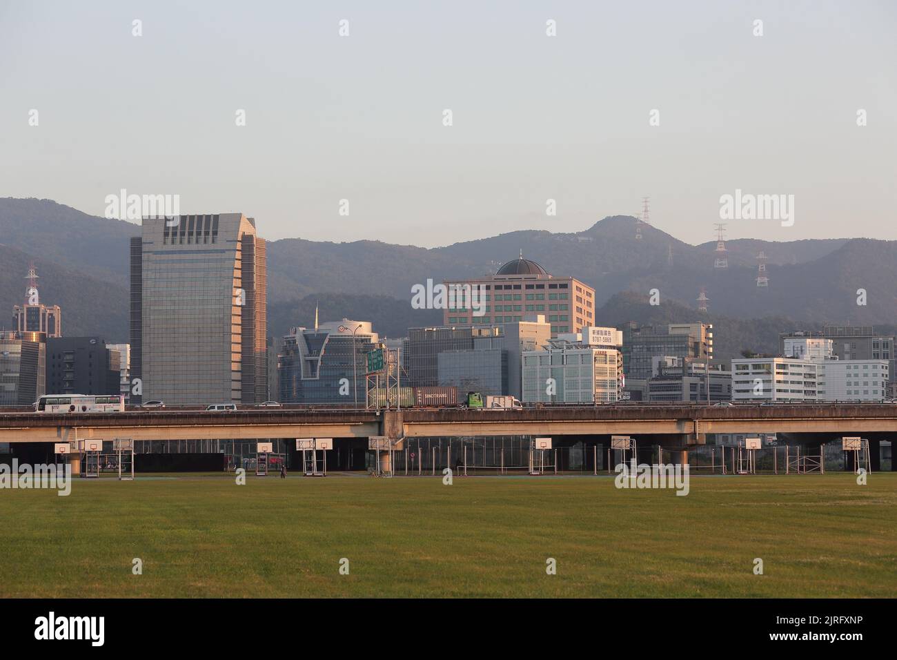 Il paesaggio urbano mattutino prima dell'alba nella città di Taipei Foto Stock