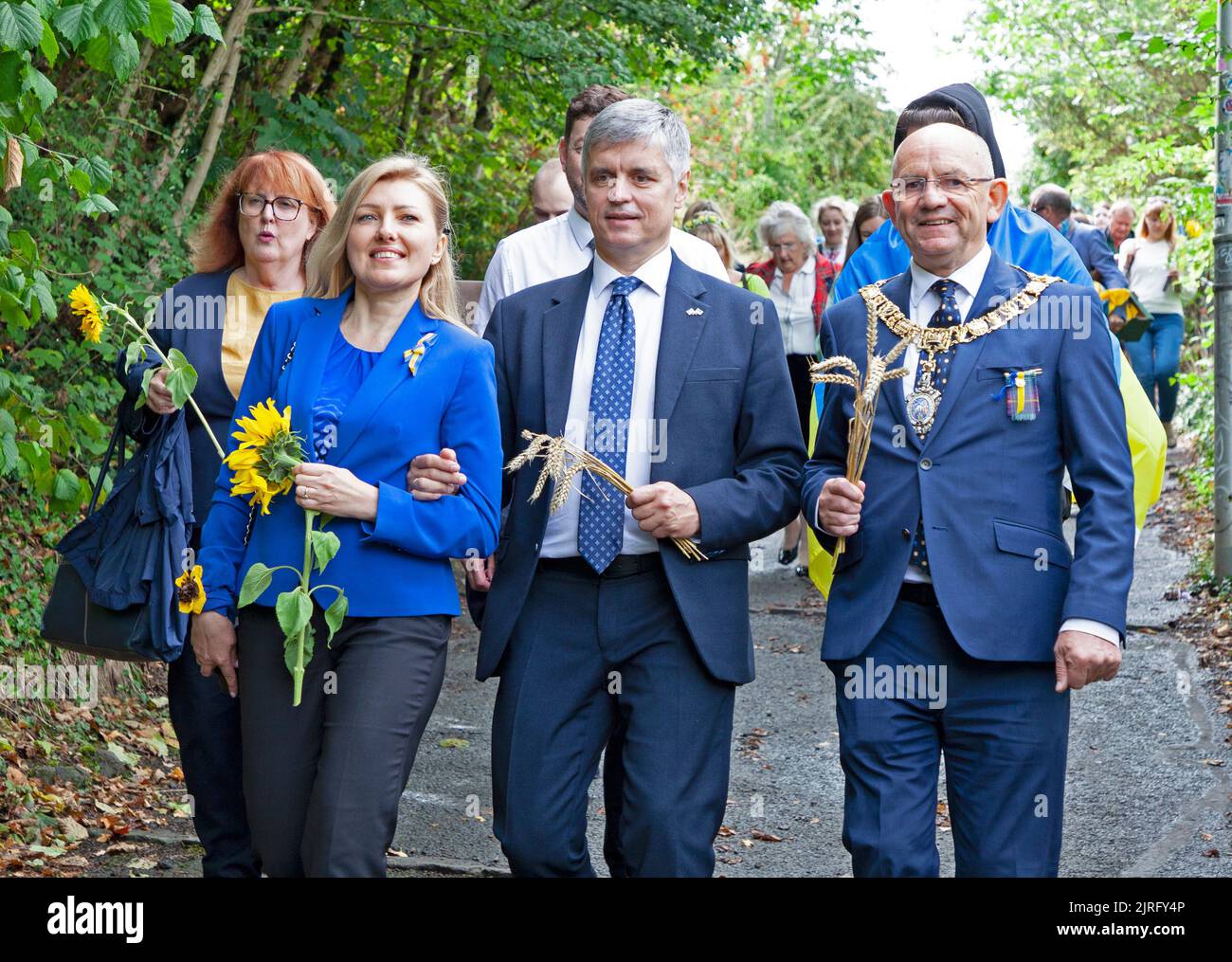 Edimburgo, Calton Hill, Scozia, Regno Unito. 24th agosto 2022. Evento in occasione del 31st° anniversario dell'indipendenza Ucraina. A Edimburgo, la gente si è incontrata al pannello di Saint Wolodymyr ai passi di Calton Hill in Regent Road a 1pm dove sono stati deposti mazzi di girasoli. Edimburgo è una città gemella di Kiev, era probabile che ci sarebbe stata una copertura mediatica internazionale che sarebbe stata vista indietro in Ucraina. Vadim Volodymyrovych Prystaiko, Ambasciatore straordinario e plenipotenziario dell'Ucraina nel Regno Unito e Lord Provost di Edimburgo Robert Aldridge. Credit: ArchWhite/alamy live news. Foto Stock