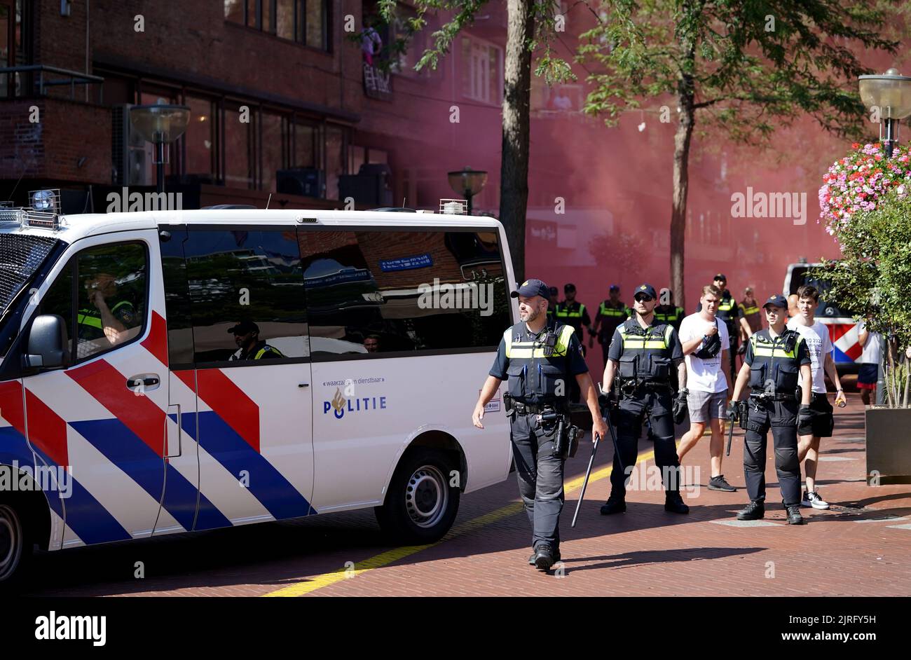 Presenza della polizia davanti alla partita di qualificazione della UEFA Champions League a Eindhoven. Data immagine: Mercoledì 24 agosto 2022. Foto Stock