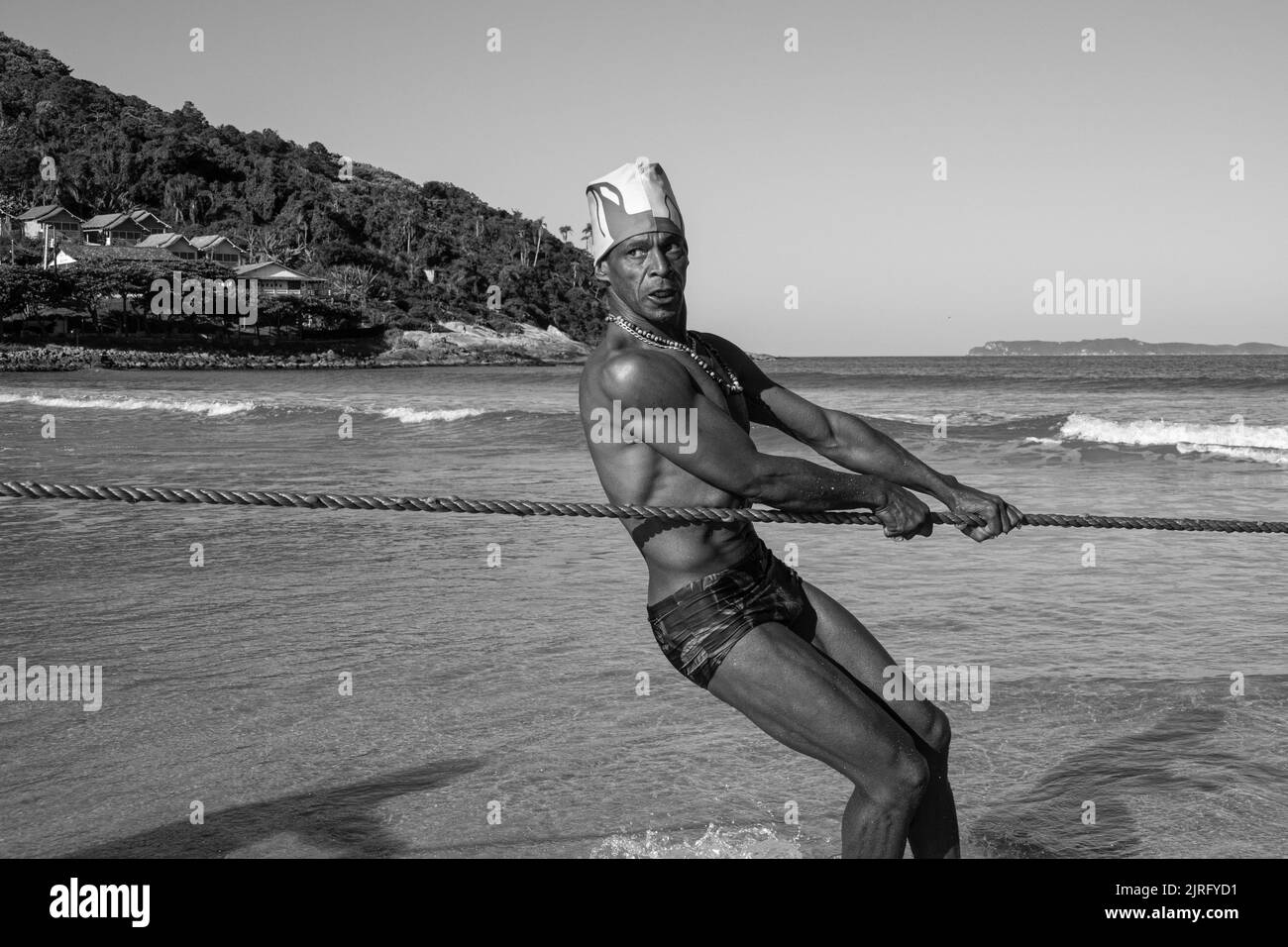 Bombinhas, Santa Catarina, Brasile - 22 maggio 2022: Pescatore che lavora in spiaggia durante la stagione dei pesci triglie nel sud del Brasile. Foto Stock