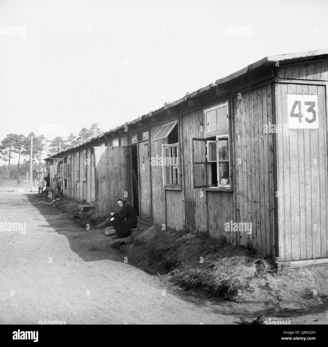 La liberazione di Bergen-belsen Campo di Concentramento, Aprile 1945 l'esterno di una capanna alloggiamento camp detenuti affetti da tifo. Foto Stock