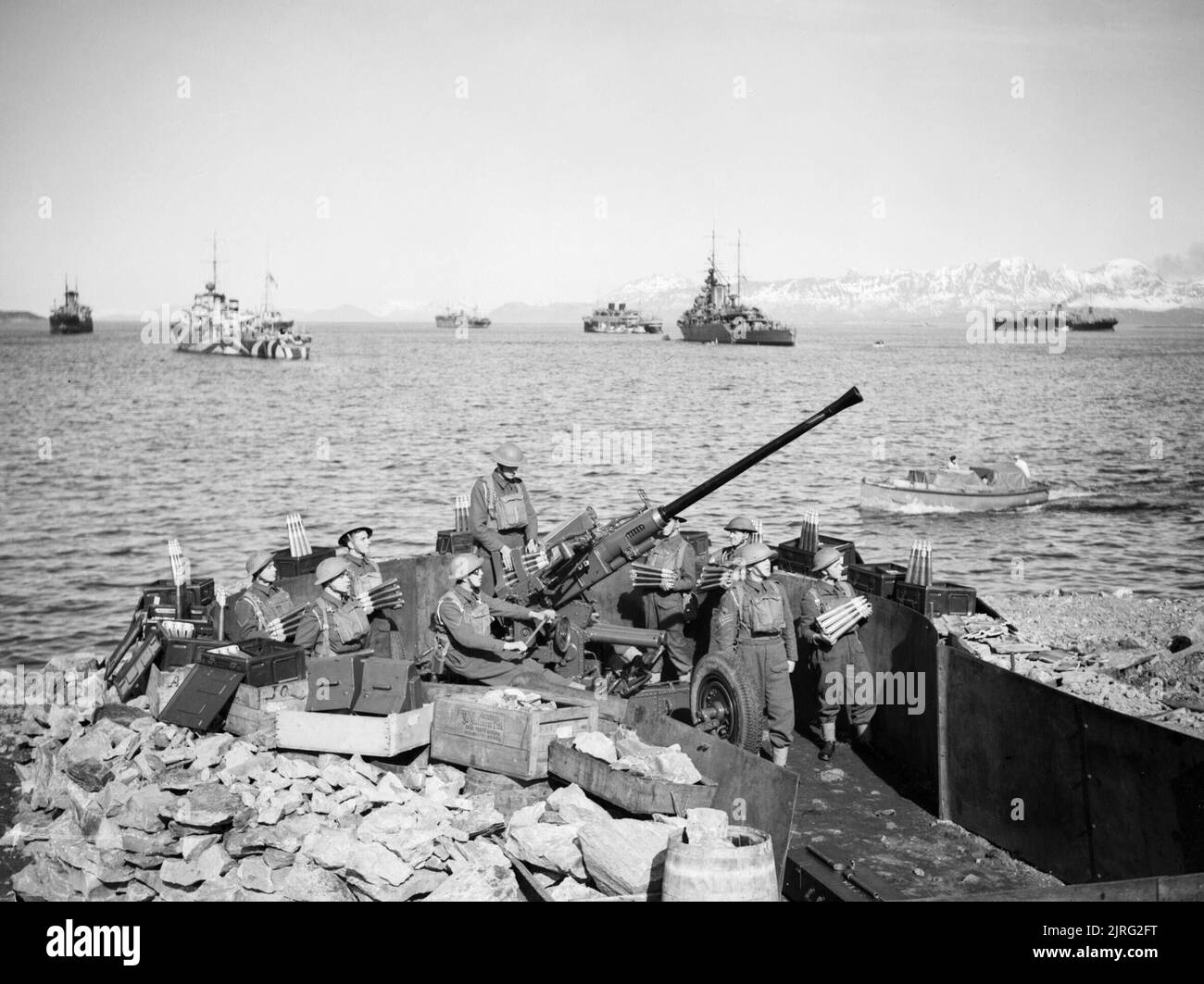 La Royal Navy durante la Seconda Guerra Mondiale con diverse navi in background, un Bofors 40 mm anti-aerei pistola è in azione, con equipaggio da uomini da Exeter, Devon, in un porto norvegese. Foto Stock
