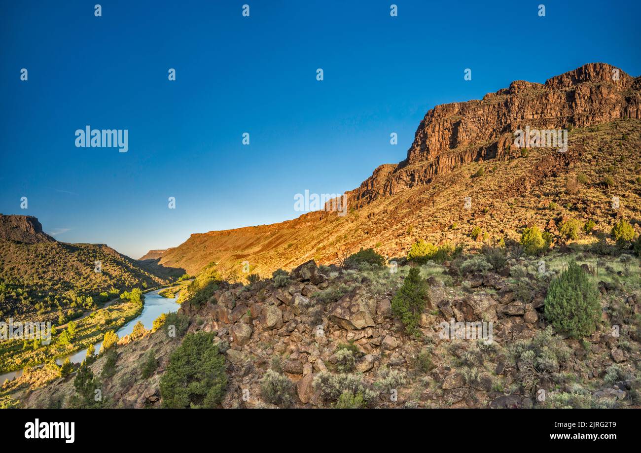 Gola del Rio Grande, vista dalla strada NM-567, area dello svincolo di Taos, area ricreativa di Orilla Verde, monumento nazionale di Rio Grande del Norte, New Mexico, USA Foto Stock