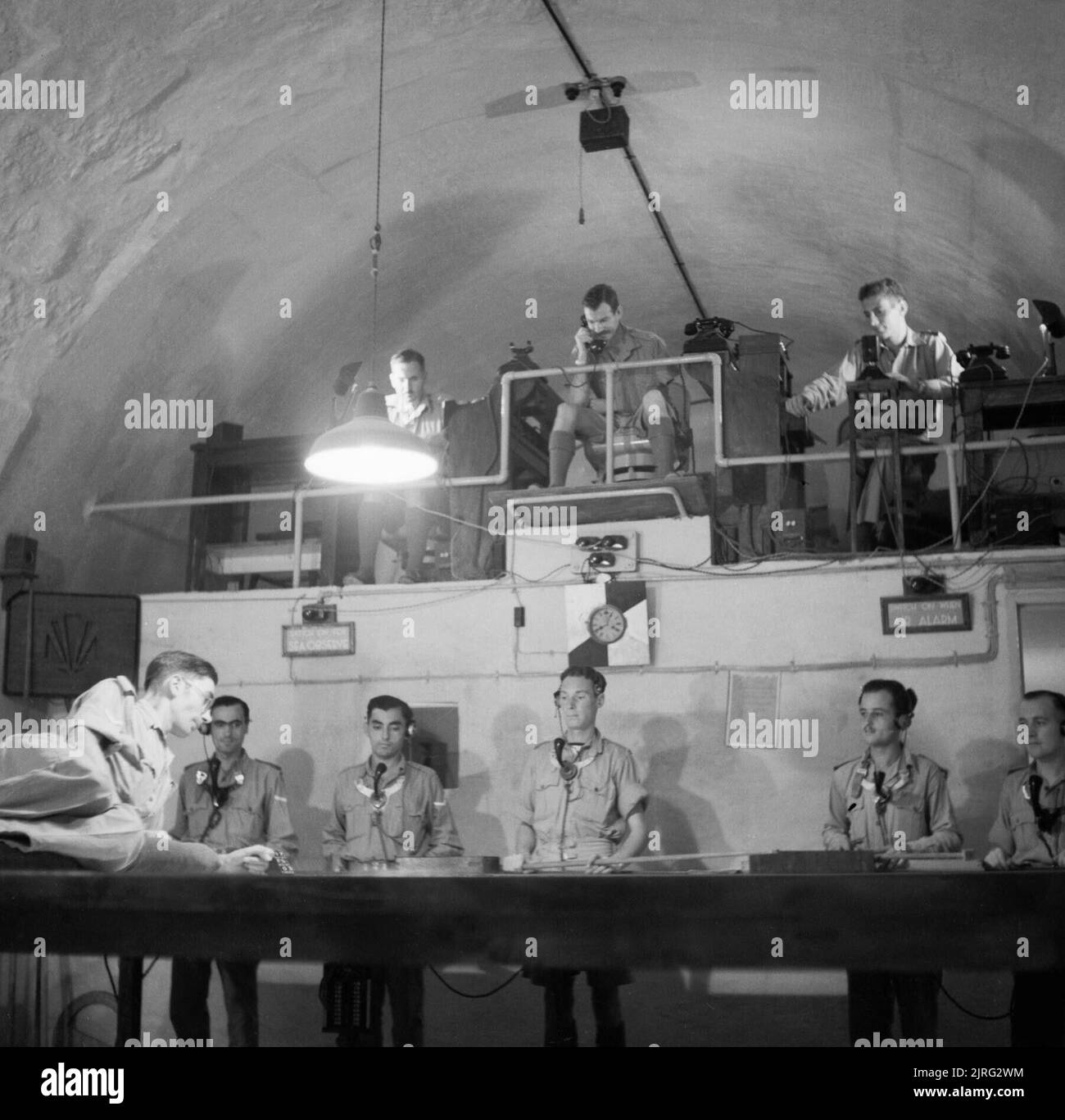 La sede centrale di guerra, di Malta la guerra sede in Malta presente qualcosa di un labirinto per un neofita. Innumerevoli gallerie collegare i vari reparti e più erano sempre in fase di costruzione. Questa immagine mostra l'interno della difesa costiera camera, all'interno della sede centrale di guerra, con la gente in un duro lavoro. Foto Stock