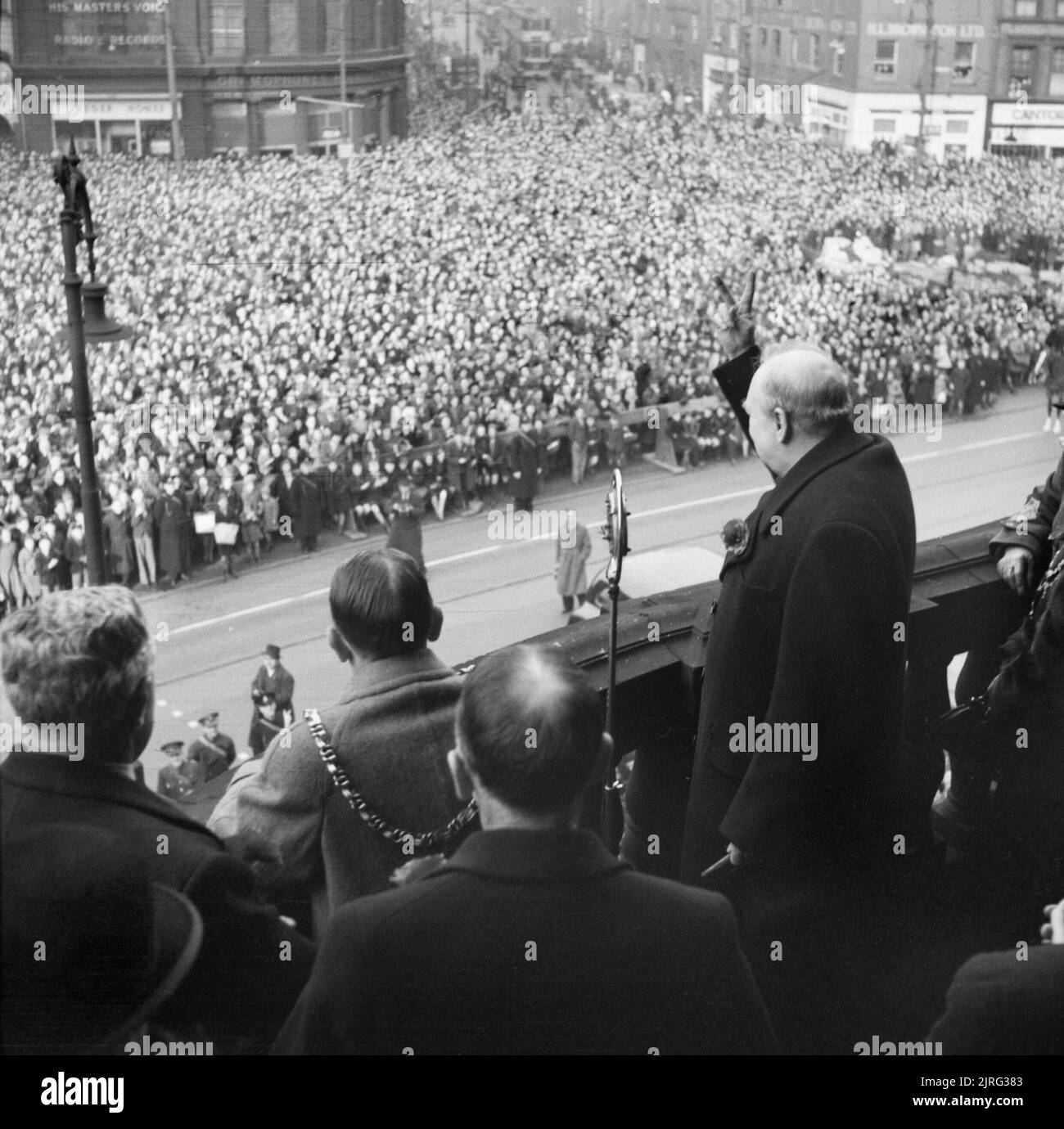 Winston Churchill dà il suo famoso cartello "V for Victory" mentre si rivolge alle folle dal balcone del Municipio di Sheffield, durante un tour delle Midlands e del Nord dell'Inghilterra, il 1941 novembre. Winston Churchill dà il suo famoso cartello "V for Victory" mentre si rivolge alle folle dal balcone del Municipio di Sheffield, durante un tour delle Midlands e del Nord dell'Inghilterra, il 6-8 novembre 1941. Foto Stock