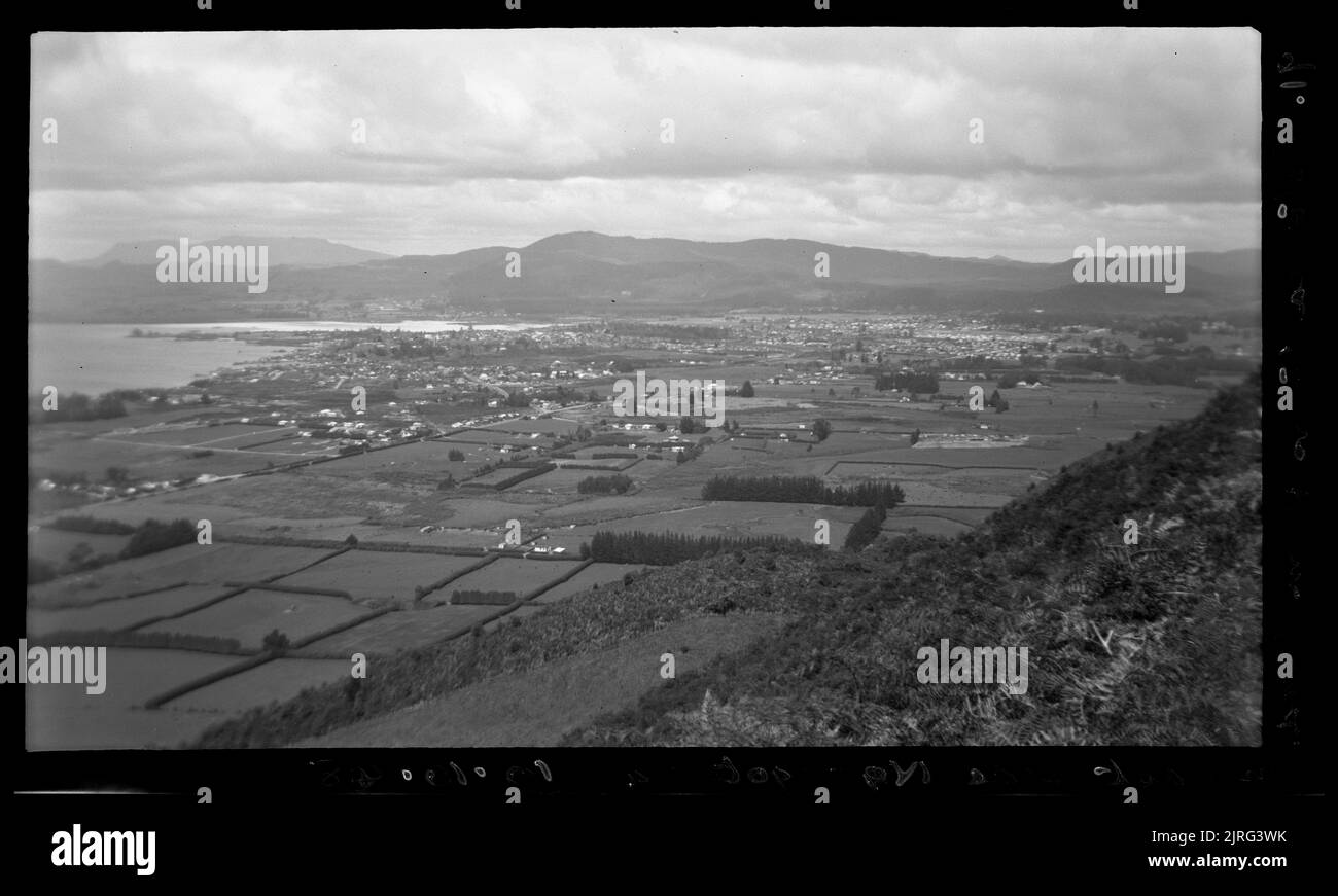 Wellington-Taihape-Rotorua-CEN : le città di Rotorua dalla strada sul lato est, Ngongotaha, 10 ottobre 1948, di Leslie Adkin. Foto Stock