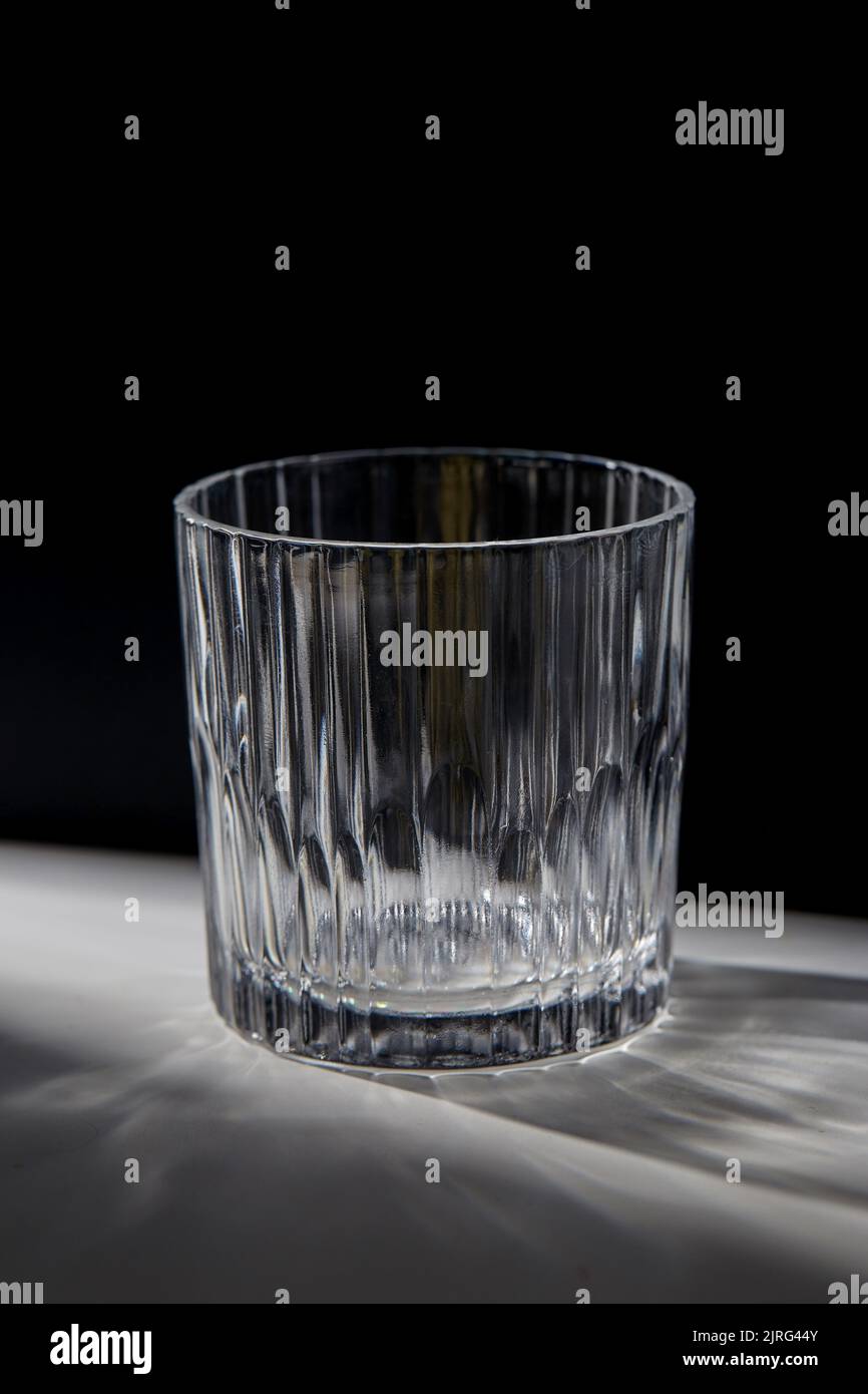 vetro sfaccettato vuoto sul tavolo Foto Stock