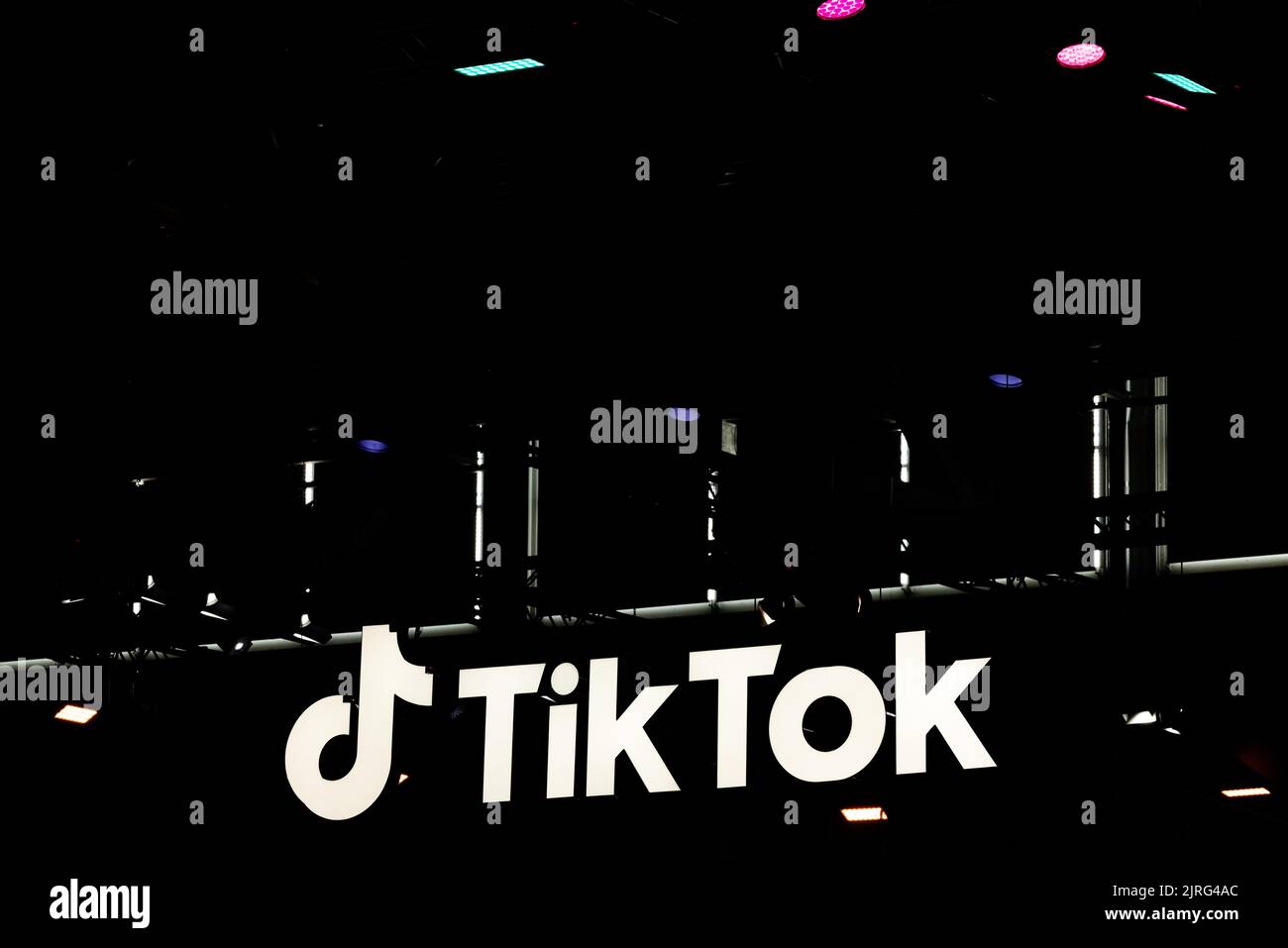 Colonia, Germania. 24th ago, 2022. Il logo di Tik Tok al Gamescom. Dopo due edizioni senza un pubblico, il video gioco fiera Gamescom a Colonia è ricominciato con i visitatori. Credit: Rolf Vennenbernd/dpa/Alamy Live News Foto Stock