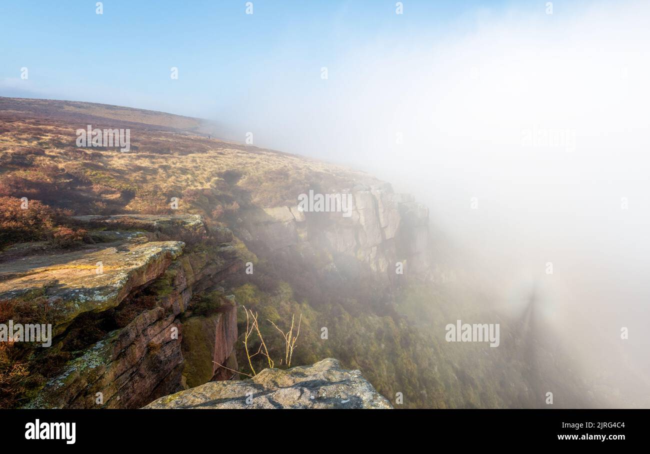 Specter di Brocken che si avvistano da Rocky Valley su ilkley Moor durante un'inversione di nuvole, West Yorkshire, Inghilterra, Regno Unito Foto Stock