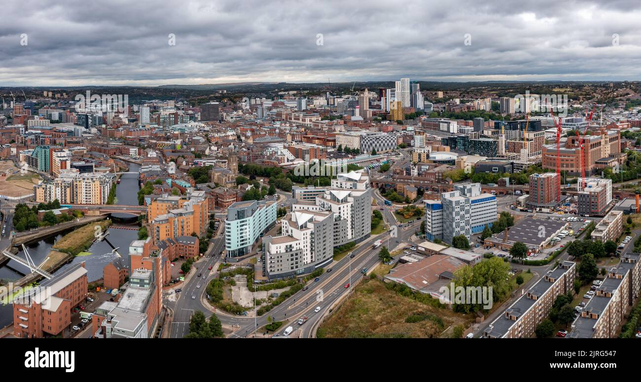 Vista aerea della città di Leeds nel West Yorkshire, con architettura vecchia e nuova, con soggiorno lungo il fiume in appartamenti di lusso Foto Stock