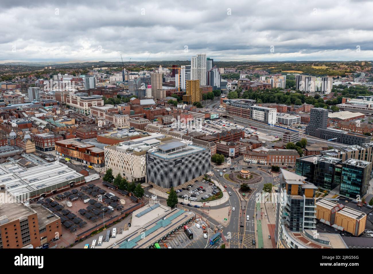 LEEDS, REGNO UNITO - 24 AGOSTO 2022. Vista aerea del quartiere dei negozi del centro di Leeds con la stazione degli autobus e i collegamenti con il centro commerciale Victoria Foto Stock